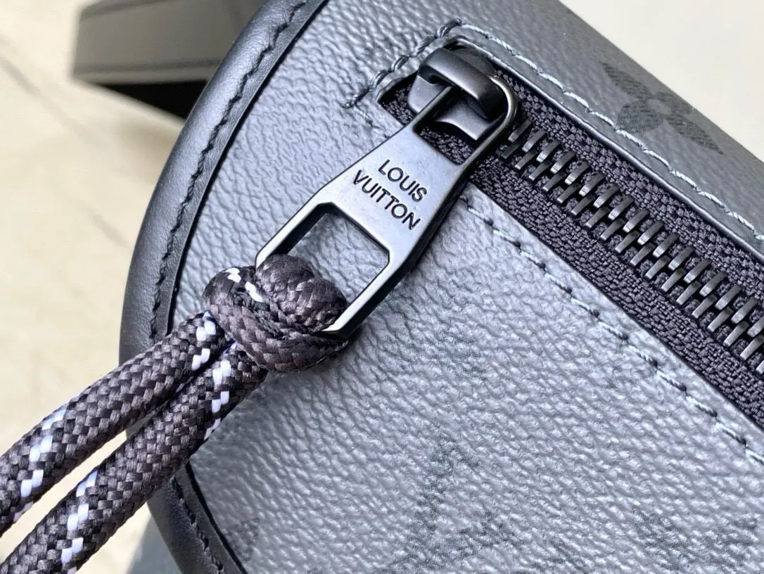 💰780 Top Original Order M12806 This Pulse mini handbag is made of Monogram Eclipse coated canvas, conveying modern style with simple lines and sporty elements. Its compact construction houses the main compartment and a zipped pocket on the flap with a corded zipper pull. Dimensions: 22.5 × 16 × 5 cm