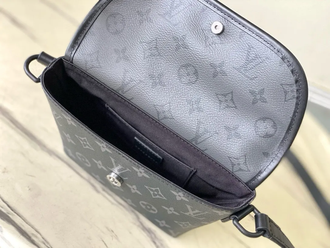 💰780 Top Original Order M12806 This Pulse mini handbag is made of Monogram Eclipse coated canvas, conveying modern style with simple lines and sporty elements. Its compact construction houses the main compartment and a zipped pocket on the flap with a corded zipper pull. Dimensions: 22.5 × 16 × 5 cm