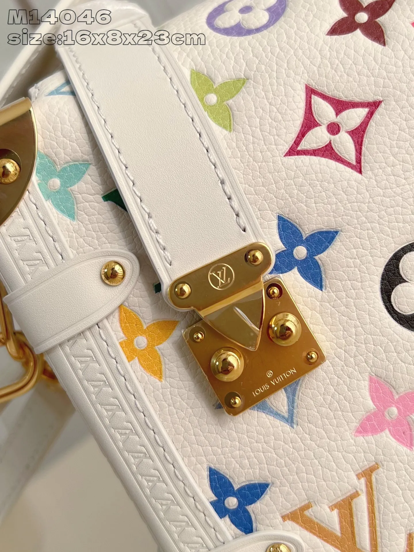 💰1300 (first-grain leather) top original order M14046] This medium-sized Side Trunk handbag uses a humorous Monogram pattern to express the smart style of the Louis Vuitton x Murakami reissue series. It is made of soft cow leather with reinforced metal corners and the iconic S-lock lock, which can easily accommodate daily needs. The square shape is a nod to the brand's classic luggage, and the removable studded handle and shoulder strap allow for flexible carrying. 16 x 8.5 x 23.5 cm (height x width x length)