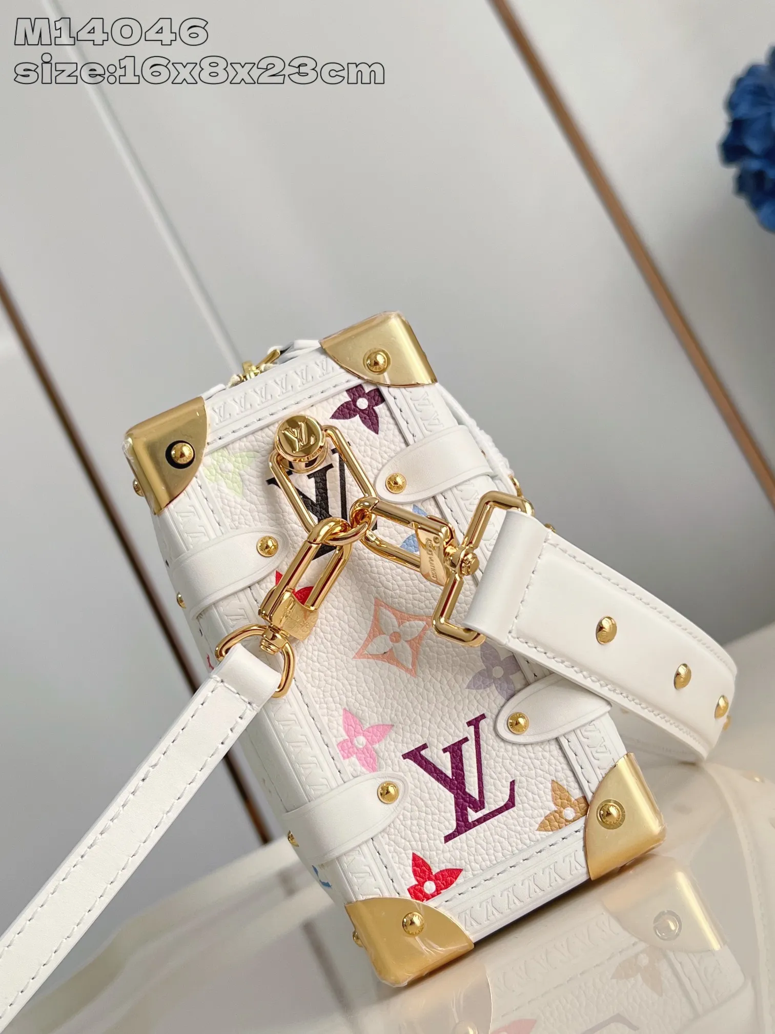 💰1300 (first-grain leather) top original order M14046] This medium-sized Side Trunk handbag uses a humorous Monogram pattern to express the smart style of the Louis Vuitton x Murakami reissue series. It is made of soft cow leather with reinforced metal corners and the iconic S-lock lock, which can easily accommodate daily needs. The square shape is a nod to the brand's classic luggage, and the removable studded handle and shoulder strap allow for flexible carrying. 16 x 8.5 x 23.5 cm (height x width x length)