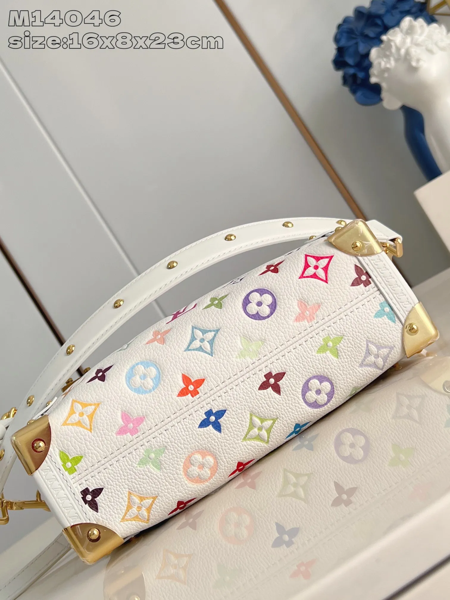💰1300 (first-grain leather) top original order M14046] This medium-sized Side Trunk handbag uses a humorous Monogram pattern to express the smart style of the Louis Vuitton x Murakami reissue series. It is made of soft cow leather with reinforced metal corners and the iconic S-lock lock, which can easily accommodate daily needs. The square shape is a nod to the brand's classic luggage, and the removable studded handle and shoulder strap allow for flexible carrying. 16 x 8.5 x 23.5 cm (height x width x length)