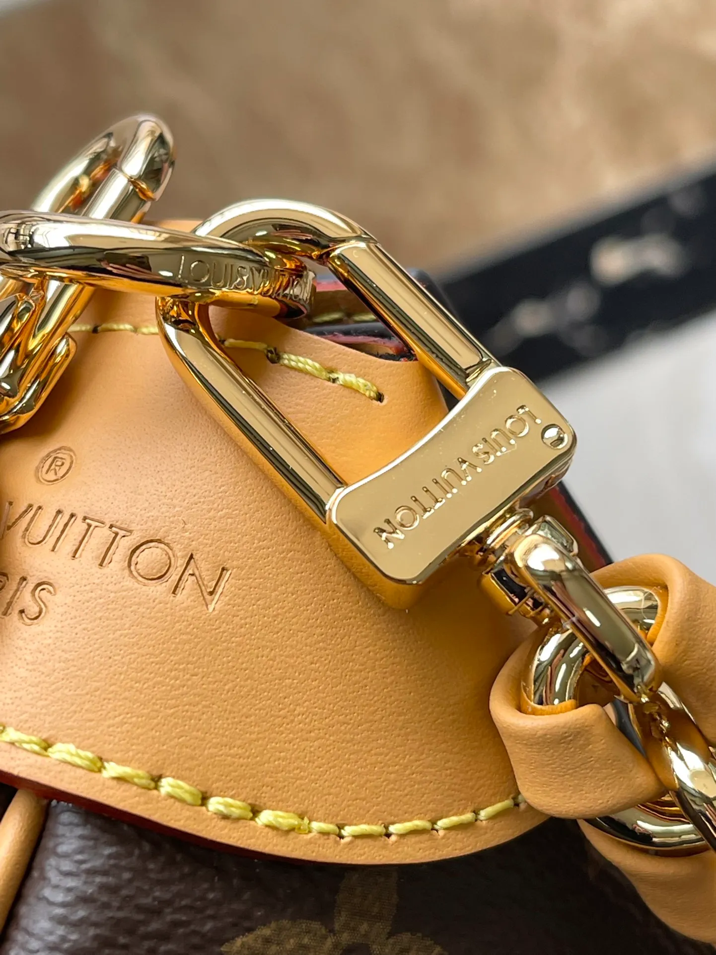 💰1060 (Steel Chain) Top Original M46659 Yellow Leather This handbag draws inspiration from the classic design of the brand's archives. It is made of Monogram and Monogram Reverse canvas with leather trim, which is comfortable yet elegant. The S-lock buckle and braided chain strap handles are richly detailed, and can be worn on the elbow or on the shoulder. Detailed features: 29 x 19 x 9 cm (length x height x width)