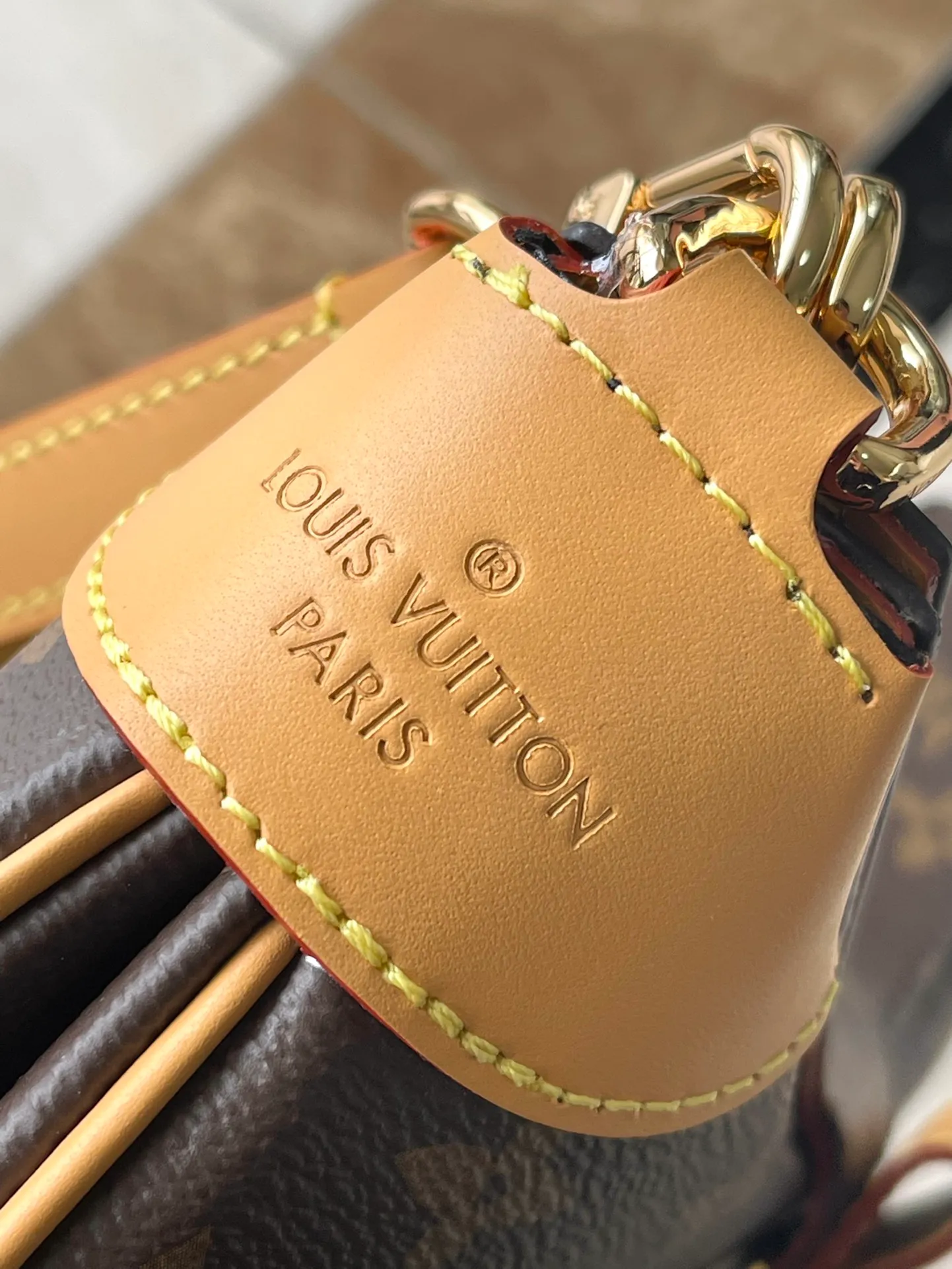 💰1060 (Steel Chain) Top Original M46659 Yellow Leather This handbag draws inspiration from the classic design of the brand's archives. It is made of Monogram and Monogram Reverse canvas with leather trim, which is comfortable yet elegant. The S-lock buckle and braided chain strap handles are richly detailed, and can be worn on the elbow or on the shoulder. Detailed features: 29 x 19 x 9 cm (length x height x width)