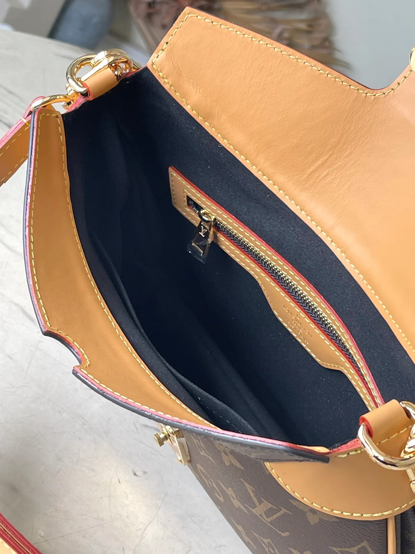 💰1060 (Steel Chain) Top Original M46659 Yellow Leather This handbag draws inspiration from the classic design of the brand's archives. It is made of Monogram and Monogram Reverse canvas with leather trim, which is comfortable yet elegant. The S-lock buckle and braided chain strap handles are richly detailed, and can be worn on the elbow or on the shoulder. Detailed features: 29 x 19 x 9 cm (length x height x width)