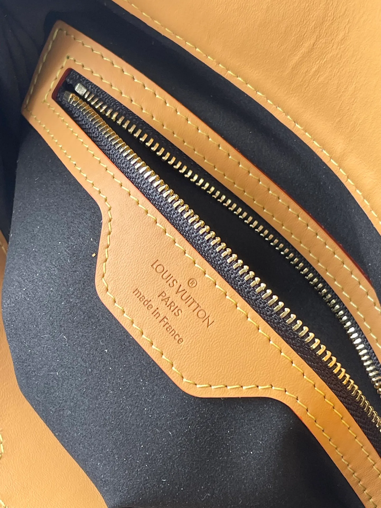 💰1060 (Steel Chain) Top Original M46659 Yellow Leather This handbag draws inspiration from the classic design of the brand's archives. It is made of Monogram and Monogram Reverse canvas with leather trim, which is comfortable yet elegant. The S-lock buckle and braided chain strap handles are richly detailed, and can be worn on the elbow or on the shoulder. Detailed features: 29 x 19 x 9 cm (length x height x width)