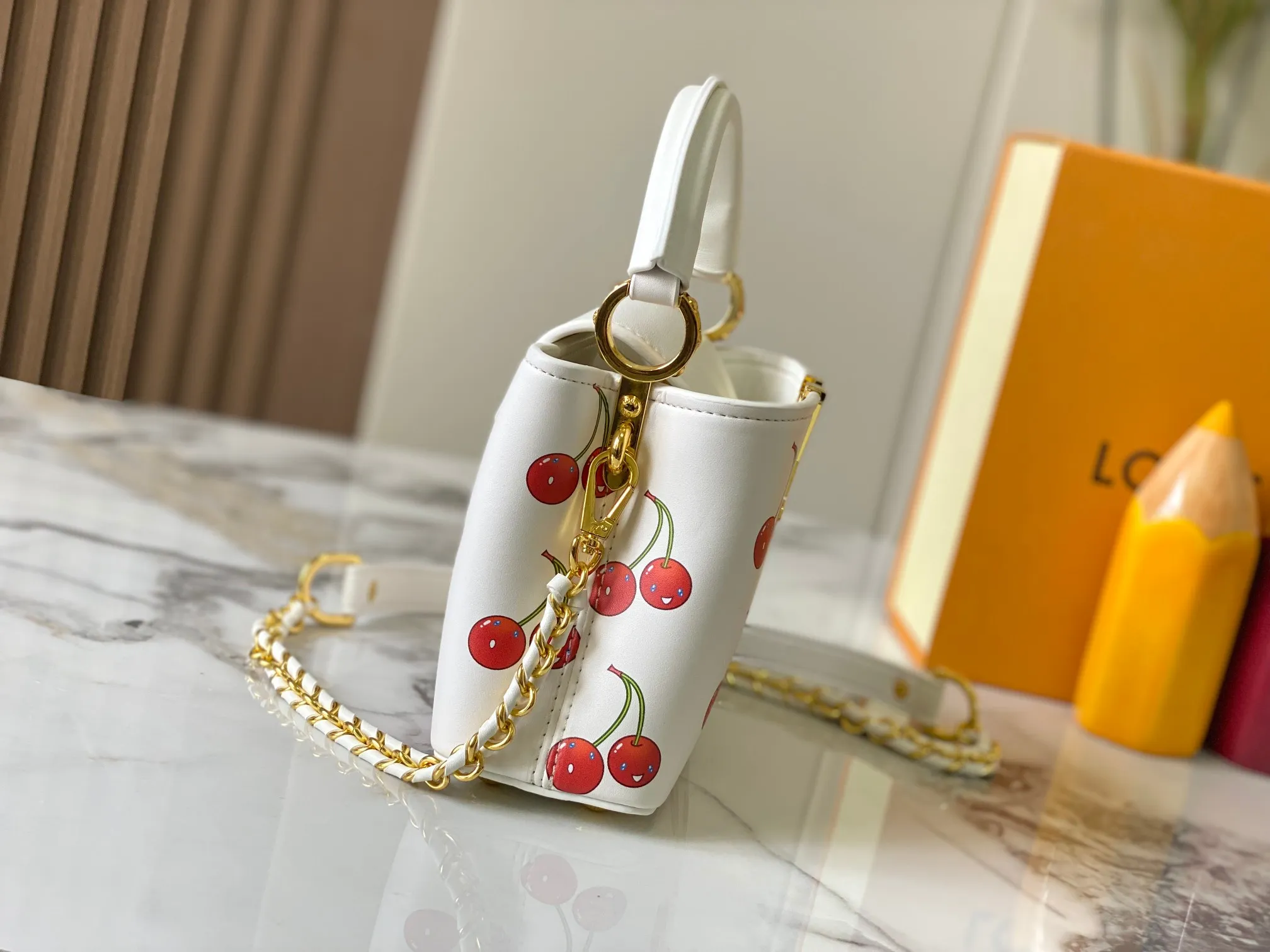 p420 [Guangzhou top quality original] 59938 Cherry 🍒The luxurious Taurillon leather of this Capucines mini handbag looks great in soft beige. The flap is brown cherry leather. The same goes for the elegant top handle. The flaps can be tucked inside to feature the LV signature, or they can be exposed outwards to reveal a simple Monogram Blossom. A wide, removable shoulder strap provides carrying options. Size: 21*14*8 cm