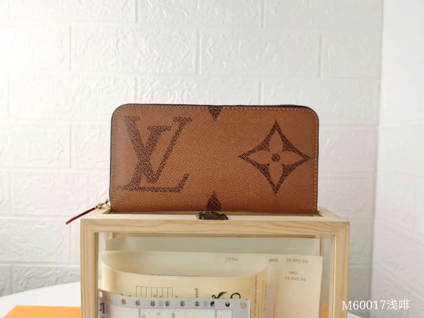 P140M60017 Light Brown Large Characters Dark Brown Large Characters ZIppy Zipper Wallet Printed canvas zipper coin purse, the large LV letters and Monogram floral pattern are particularly eye-catching. The compact zipper wallet is one of the classic designs. This wallet can hold banknotes, credit cards, small change, IDs, etc. Size 19x10cm.