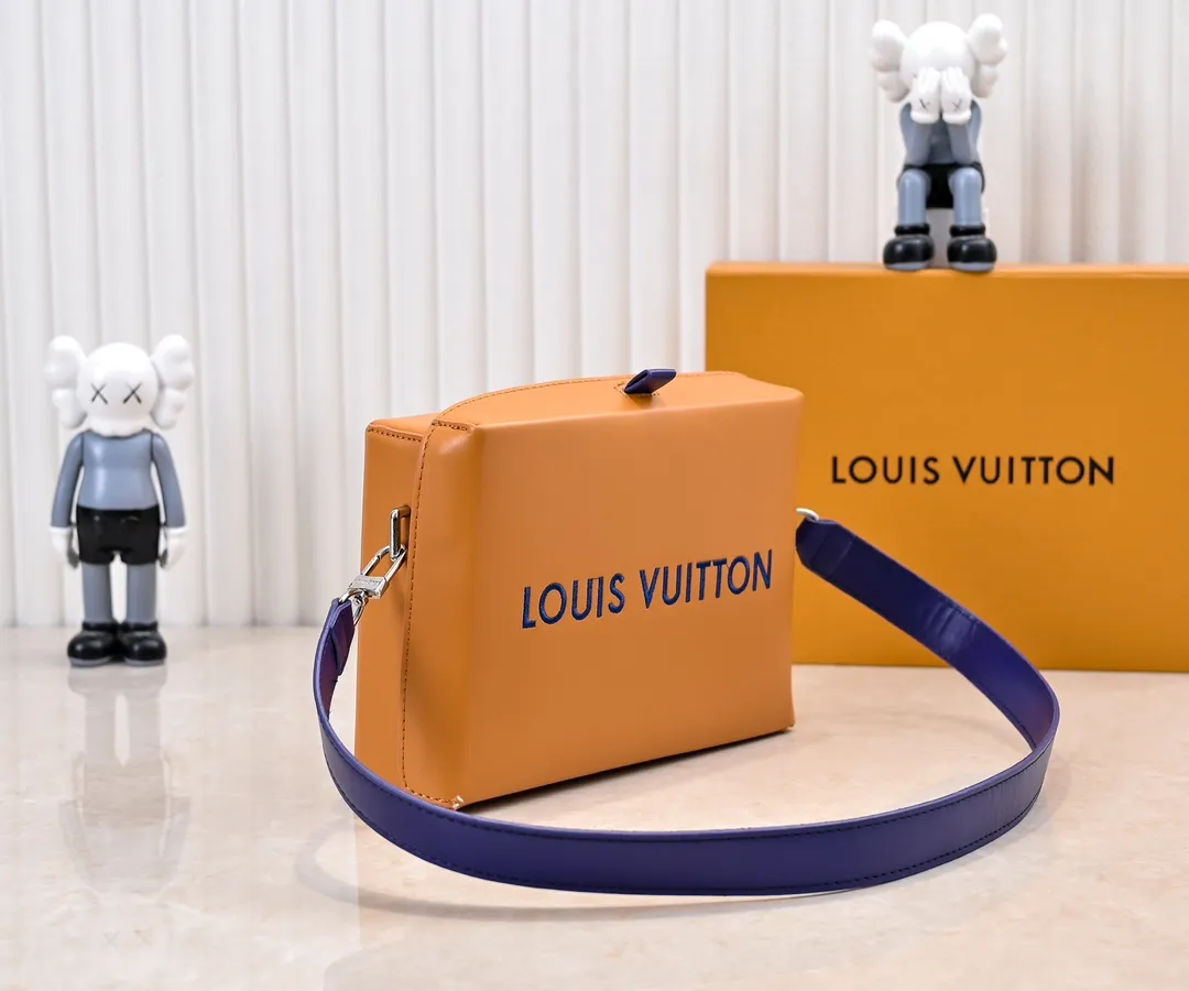 Batch 280💰Upgraded original M24455 This Shopper medium handbag draws inspiration from Louis Vuitton shopping bags, with the words Louis Vuitton and Maison Fondée En 1854 written on soft cow leather. It is equipped with a top handle and a detachable shoulder strap. Dimensions: 23.0x16.5x7.0 cm (length x height x width)