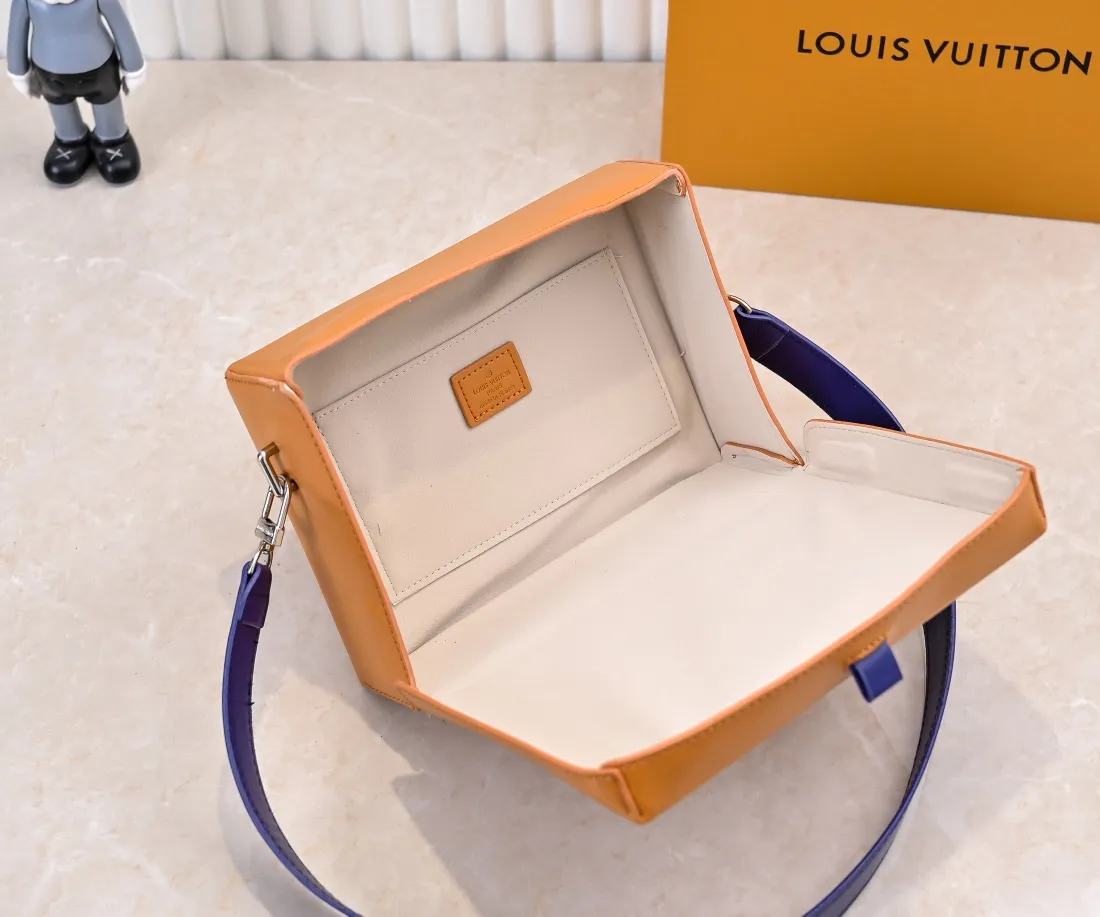 Batch 280💰Upgraded original M24455 This Shopper medium handbag draws inspiration from Louis Vuitton shopping bags, with the words Louis Vuitton and Maison Fondée En 1854 written on soft cow leather. It is equipped with a top handle and a detachable shoulder strap. Dimensions: 23.0x16.5x7.0 cm (length x height x width)