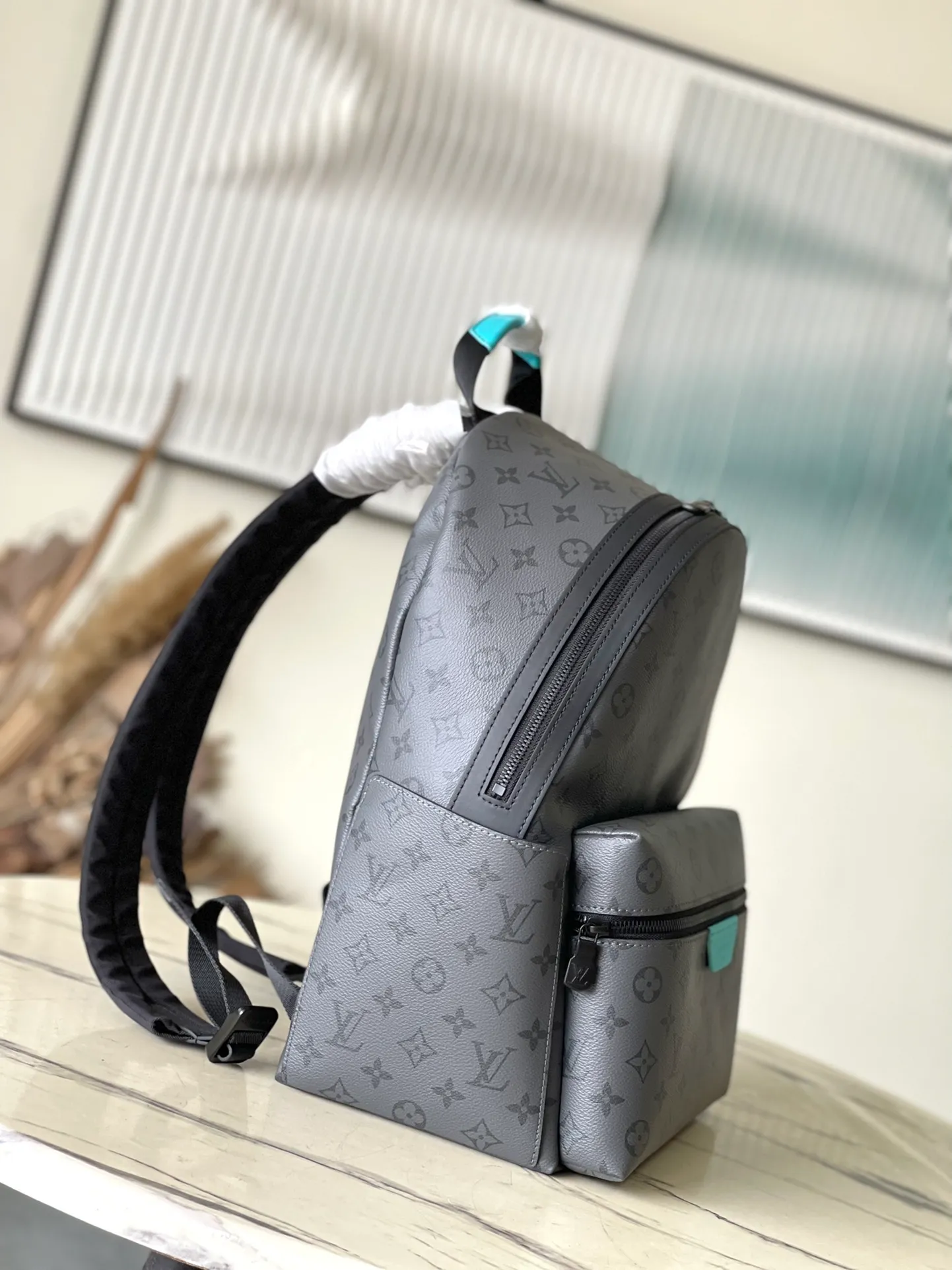 💰1020 Top Original M11641 This Discovery small backpack is made of dark Monogram Eclipse Reverse canvas, and then the leather label, zipper edge and top handle are dip-dyed in bright colors. The zippered front pocket and open side pockets complete the details, making it a perfect choice for everyday carry. Dimensions: 29 × 38 × 20 cm