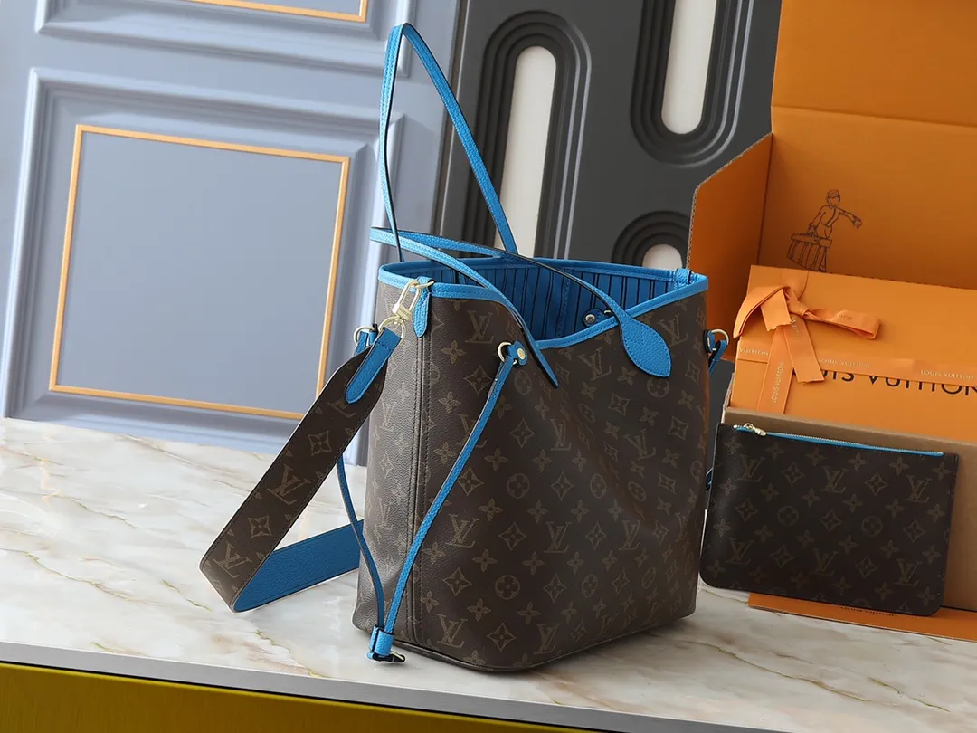💰260💰Upgraded from the original M12708 M12707 M13753 M12779 M40995 This Neverfull Bandoulière Inside Out medium handbag is made of Monogram canvas, with bright fabric and leather trimming to highlight the eye-catching meaning, achieving a delicate balance between classic and modern. The versatile construction features a novel shoulder strap that transforms into a Hobo bag via the side hooks. Dimensions: 31.0 x 28.0 x 14.0 cm (length x height x width)