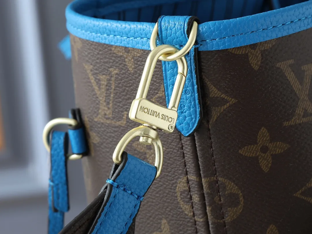 💰260💰Upgraded from the original M12708 M12707 M13753 M12779 M40995 This Neverfull Bandoulière Inside Out medium handbag is made of Monogram canvas, with bright fabric and leather trimming to highlight the eye-catching meaning, achieving a delicate balance between classic and modern. The versatile construction features a novel shoulder strap that transforms into a Hobo bag via the side hooks. Dimensions: 31.0 x 28.0 x 14.0 cm (length x height x width)