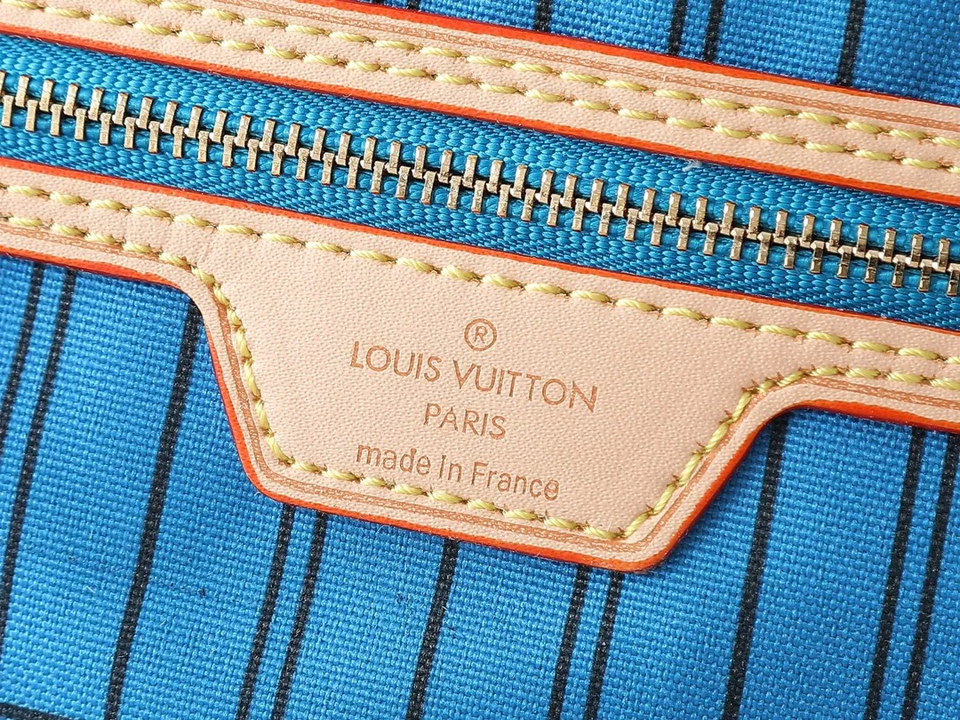 💰260💰Upgraded from the original M12708 M12707 M13753 M12779 M40995 This Neverfull Bandoulière Inside Out medium handbag is made of Monogram canvas, with bright fabric and leather trimming to highlight the eye-catching meaning, achieving a delicate balance between classic and modern. The versatile construction features a novel shoulder strap that transforms into a Hobo bag via the side hooks. Dimensions: 31.0 x 28.0 x 14.0 cm (length x height x width)