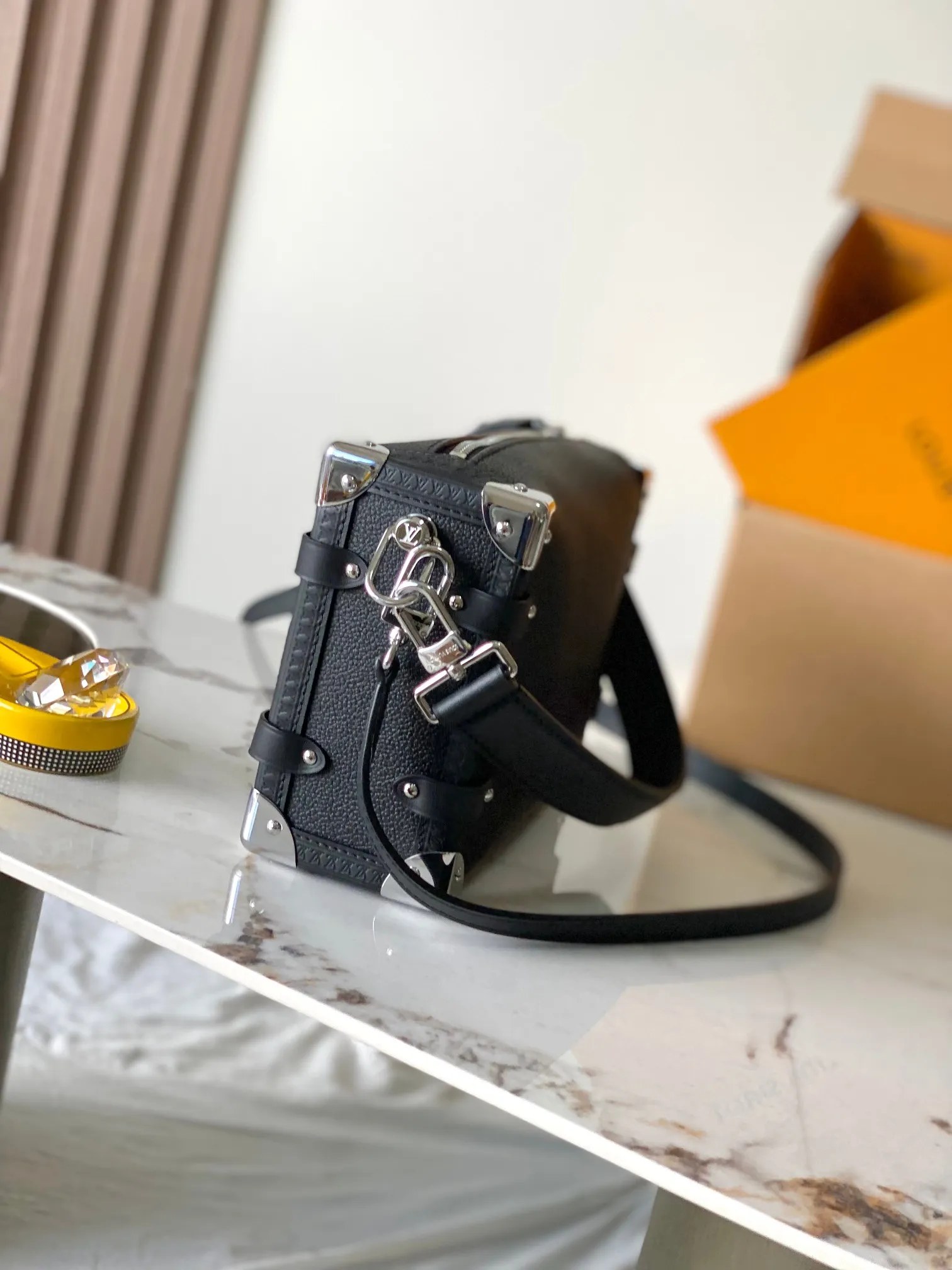 p2300 [Special grade MB163c chip version original leather] This Side Trunk medium handbag Model: M25160 Material: Grade A all-steel hardware, imported original cowhide Packaging: Full set of original duty-free MB packaging Dimensions: 21 x 14 x 6 cm