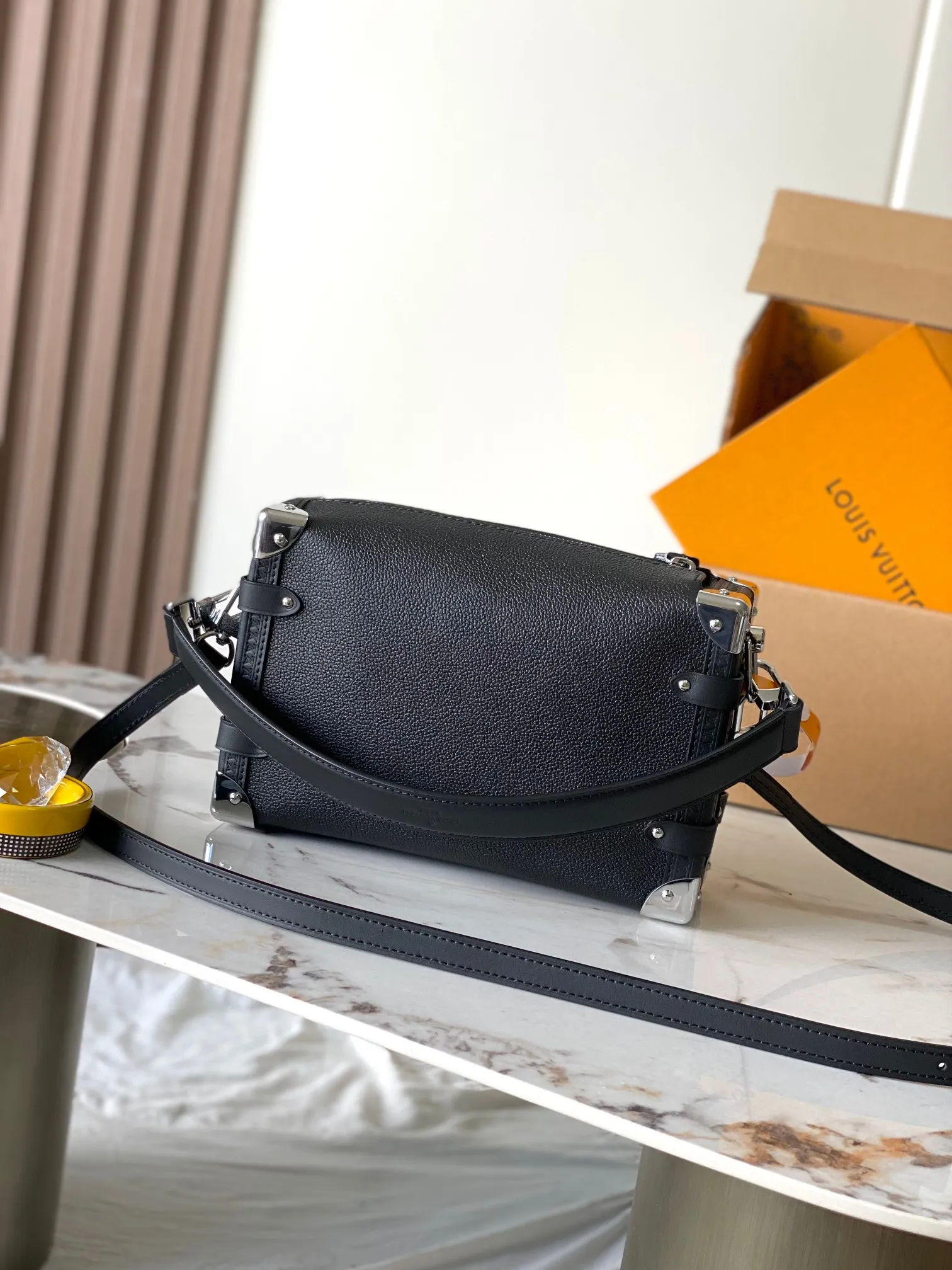 p2300 [Special grade MB163c chip version original leather] This Side Trunk medium handbag Model: M25160 Material: Grade A all-steel hardware, imported original cowhide Packaging: Full set of original duty-free MB packaging Dimensions: 21 x 14 x 6 cm