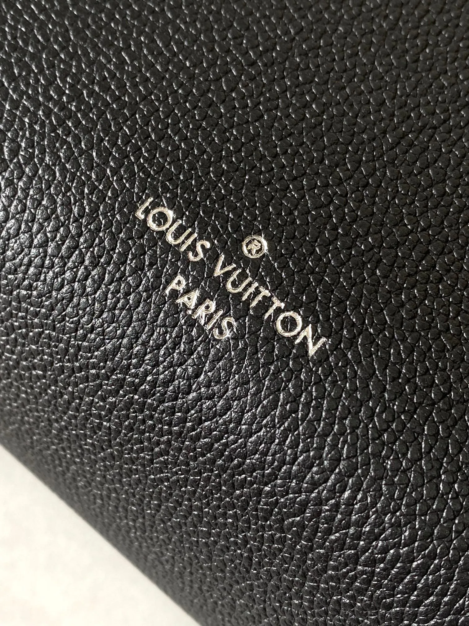p2300 [Special grade MB163c chip version original leather] This Side Trunk medium handbag Model: M25160 Material: Grade A all-steel hardware, imported original cowhide Packaging: Full set of original duty-free MB packaging Dimensions: 21 x 14 x 6 cm