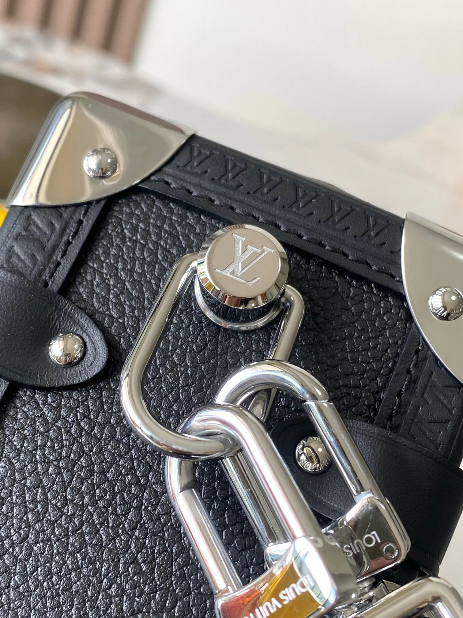 p2300 [Special grade MB163c chip version original leather] This Side Trunk medium handbag Model: M25160 Material: Grade A all-steel hardware, imported original cowhide Packaging: Full set of original duty-free MB packaging Dimensions: 21 x 14 x 6 cm