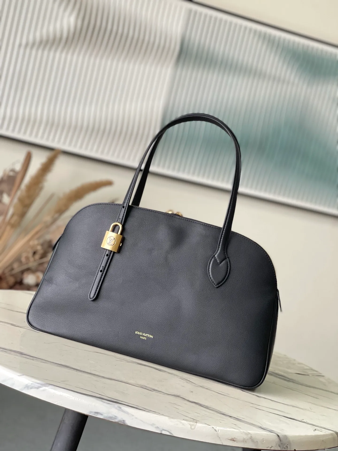 💰1280 (top layer leather) top original order M26257 Black This new Duffle Tote of the Low Key series is inspired by the Alma Horizontal handbag in the early 2000s. It is carefully crafted from timeless black grained calfskin, equipped with a secure zipper design, and is embellished with retro gold metal parts such as iconic padlocks. The handbag is spacious enough to store a laptop and other daily necessities, and comes with a detachable Monogram pattern pocket. Dimensions: 43.5 x 26.5 x 14.5 cm (length x height x width)