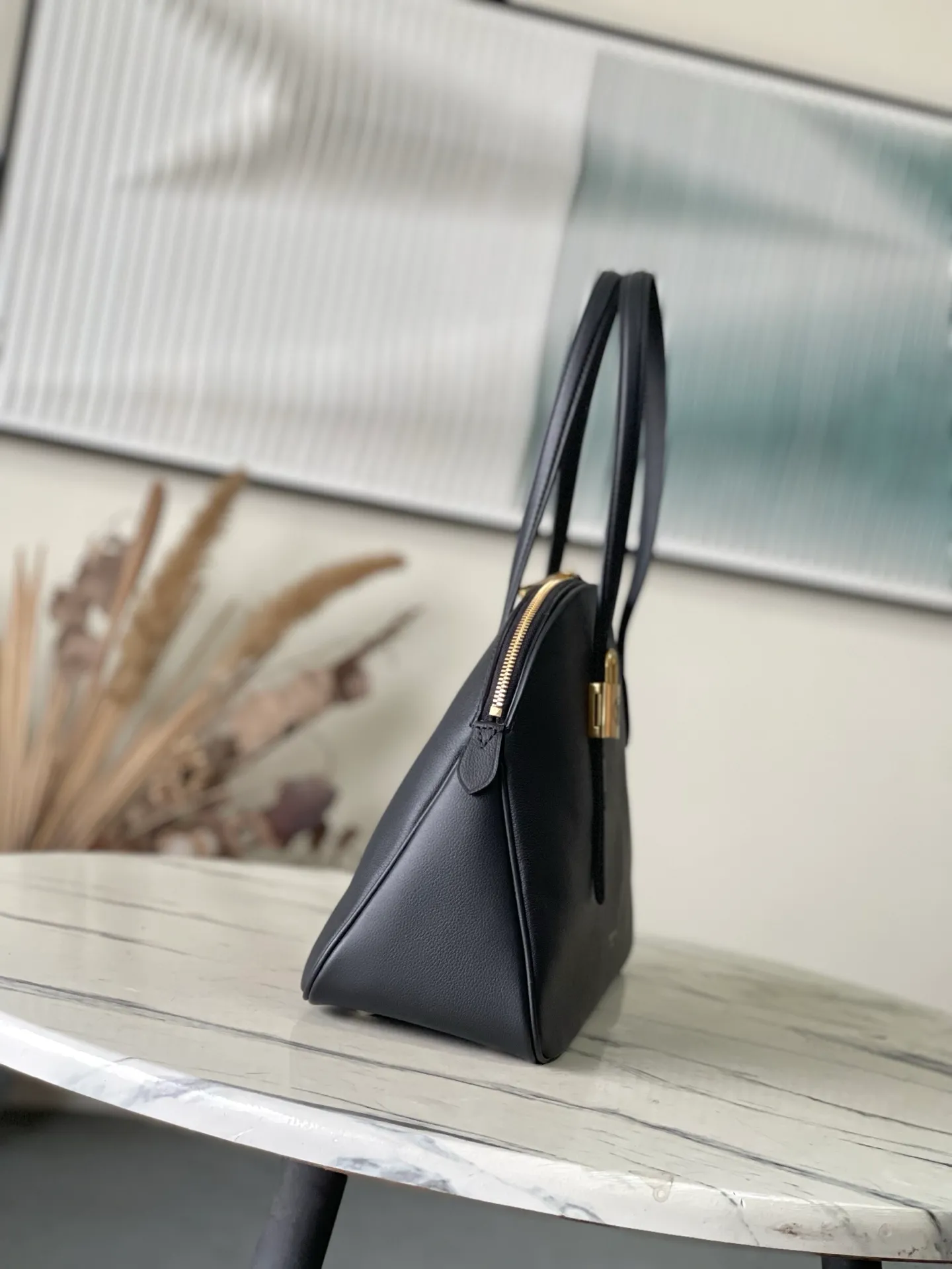 💰1280 (top layer leather) top original order M26257 Black This new Duffle Tote of the Low Key series is inspired by the Alma Horizontal handbag in the early 2000s. It is carefully crafted from timeless black grained calfskin, equipped with a secure zipper design, and is embellished with retro gold metal parts such as iconic padlocks. The handbag is spacious enough to store a laptop and other daily necessities, and comes with a detachable Monogram pattern pocket. Dimensions: 43.5 x 26.5 x 14.5 cm (length x height x width)