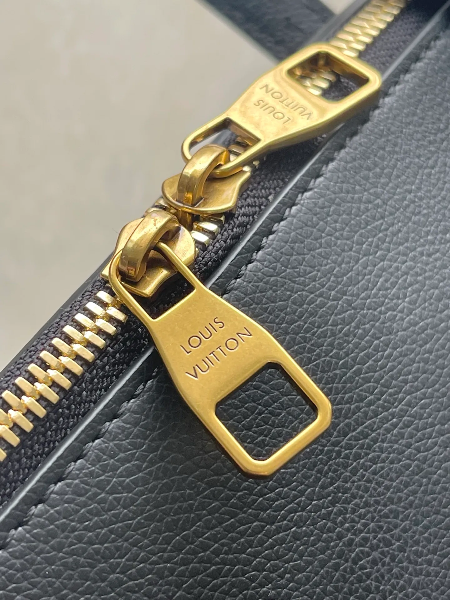 💰1280 (top layer leather) top original order M26257 Black This new Duffle Tote of the Low Key series is inspired by the Alma Horizontal handbag in the early 2000s. It is carefully crafted from timeless black grained calfskin, equipped with a secure zipper design, and is embellished with retro gold metal parts such as iconic padlocks. The handbag is spacious enough to store a laptop and other daily necessities, and comes with a detachable Monogram pattern pocket. Dimensions: 43.5 x 26.5 x 14.5 cm (length x height x width)