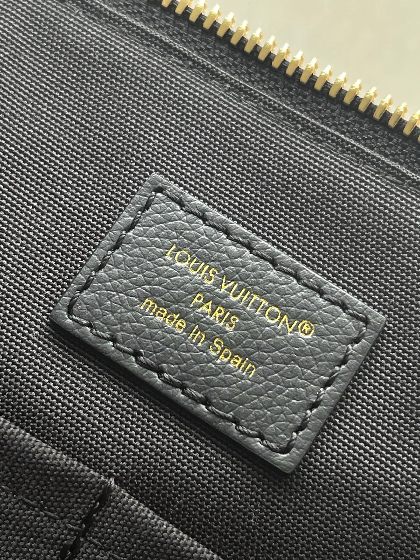 💰1280 (top layer leather) top original order M26257 Black This new Duffle Tote of the Low Key series is inspired by the Alma Horizontal handbag in the early 2000s. It is carefully crafted from timeless black grained calfskin, equipped with a secure zipper design, and is embellished with retro gold metal parts such as iconic padlocks. The handbag is spacious enough to store a laptop and other daily necessities, and comes with a detachable Monogram pattern pocket. Dimensions: 43.5 x 26.5 x 14.5 cm (length x height x width)