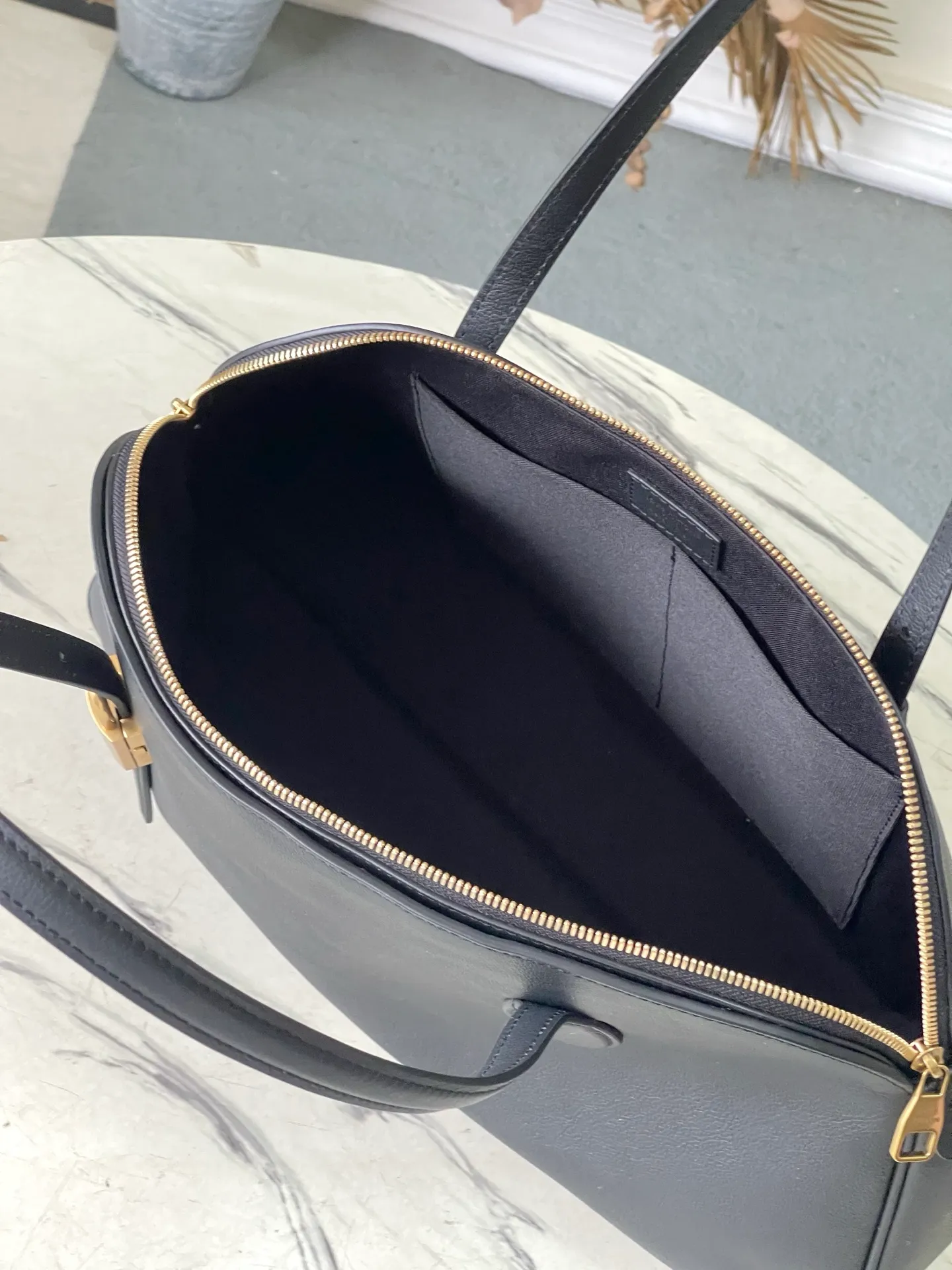 💰1280 (top layer leather) top original order M26257 Black This new Duffle Tote of the Low Key series is inspired by the Alma Horizontal handbag in the early 2000s. It is carefully crafted from timeless black grained calfskin, equipped with a secure zipper design, and is embellished with retro gold metal parts such as iconic padlocks. The handbag is spacious enough to store a laptop and other daily necessities, and comes with a detachable Monogram pattern pocket. Dimensions: 43.5 x 26.5 x 14.5 cm (length x height x width)