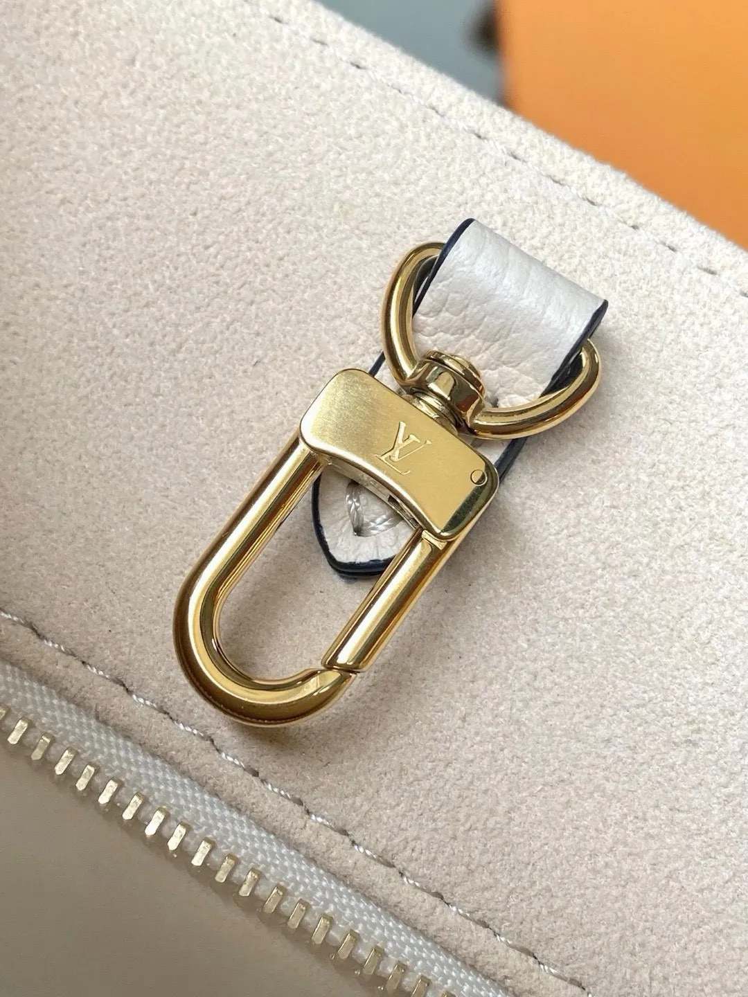 💰1040 (transcoding chip first-layer leather) top original order M45654 [ONTHEGO small handbag] Onthego small Tote bag draws inspiration from the classic Sac Plat handbag in 1968. It is made of Monogram Empreinte leather embossed with Giant Bicolor Monogram pattern to create a miniature version, which can store daily needs such as iPad Mini. Flexible handles and detachable shoulder strap enrich carrying options. Dimensions: 25 x 19 x 11.5 cm