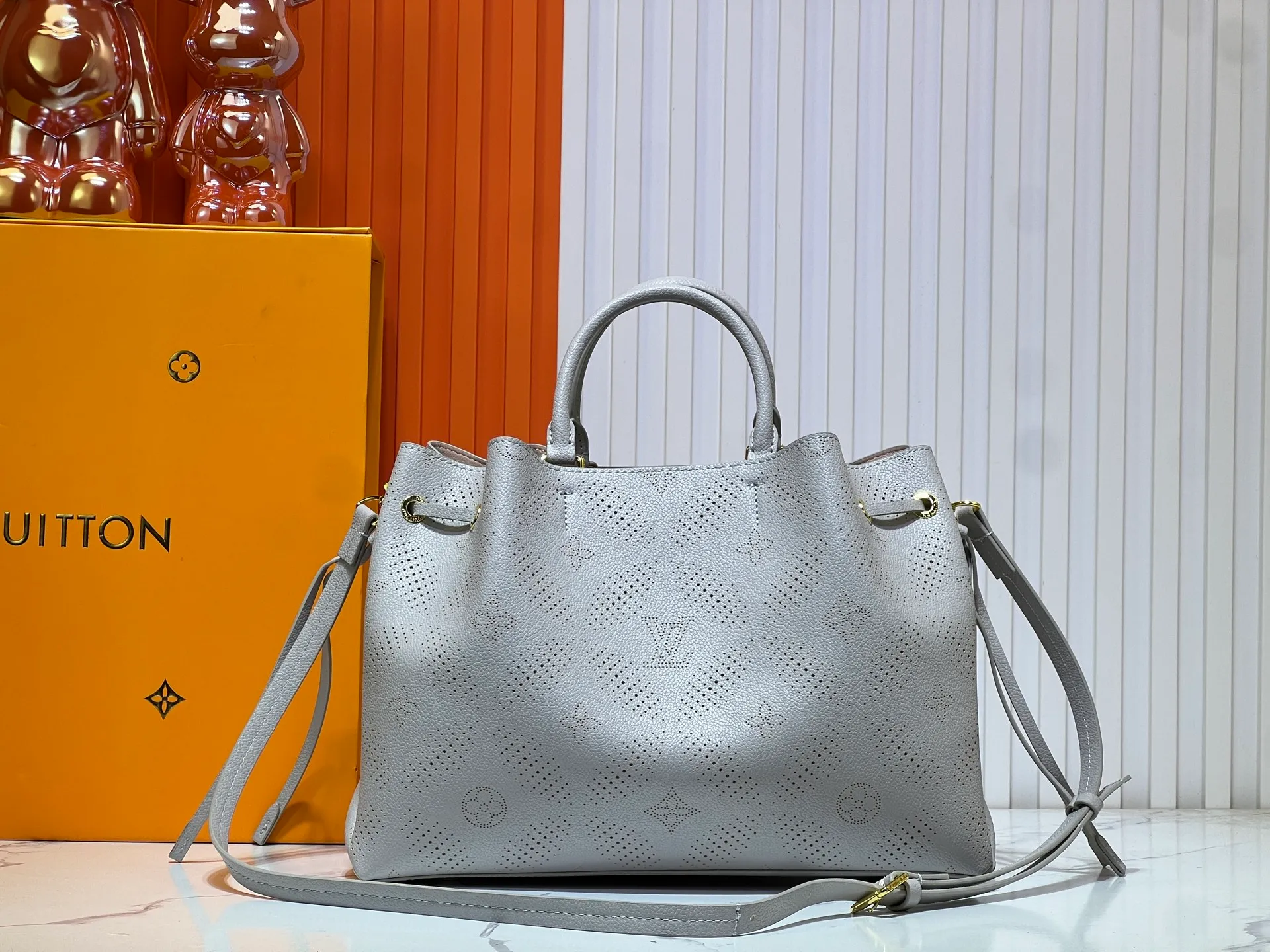 Batch 300💰Upgrade original M59203 M59200 M59655. BELLA TOTE handbag model Flight Mode capsule series Monogram engraved and perforated cow leather creates a comfortable and ample storage space. It is equipped with leather handles, leather and metal chains and detachable shoulder straps. It can be switched between handbags, elbows and cross-body. Size: 32*23*13