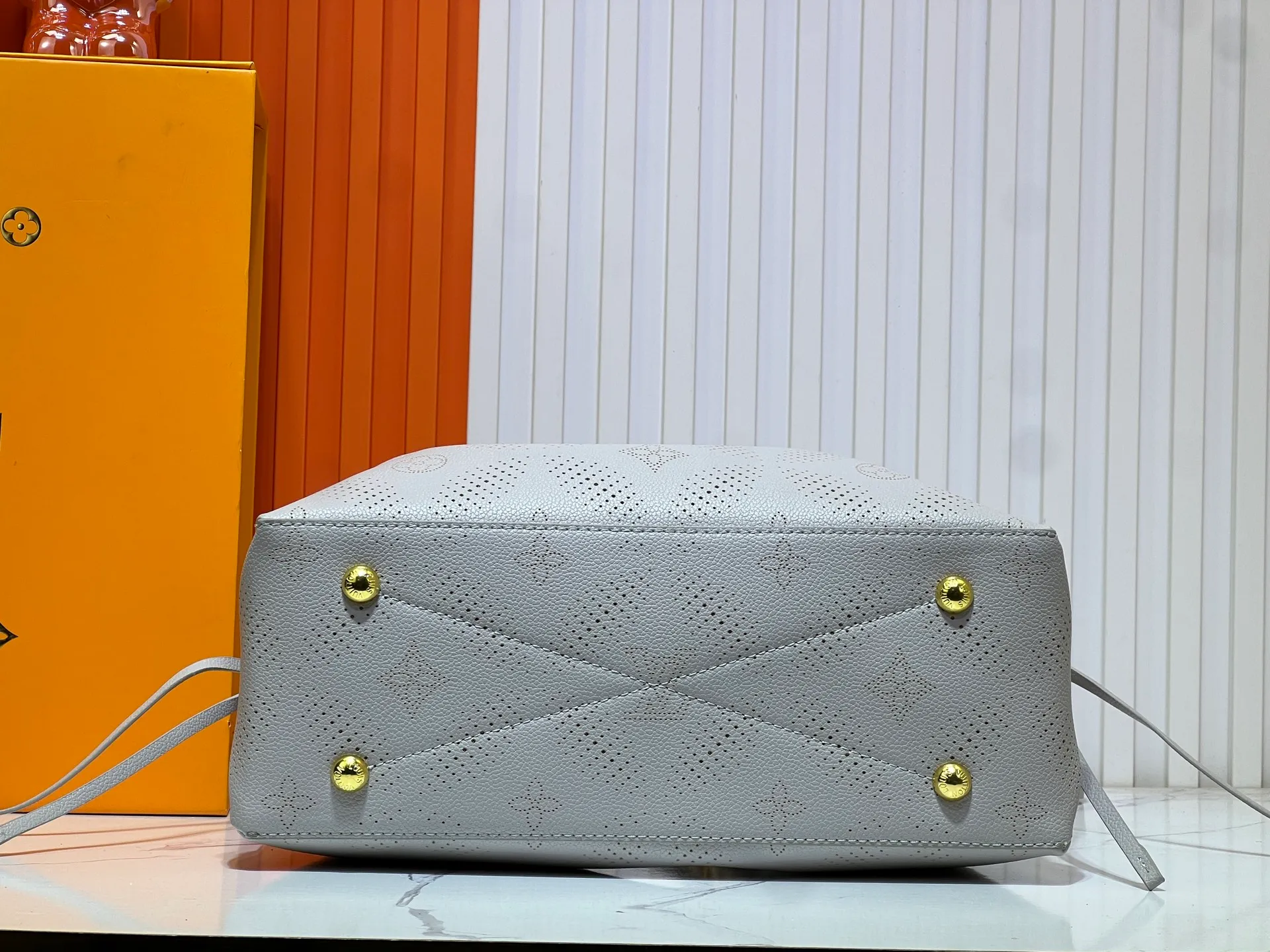 Batch 300💰Upgrade original M59203 M59200 M59655. BELLA TOTE handbag model Flight Mode capsule series Monogram engraved and perforated cow leather creates a comfortable and ample storage space. It is equipped with leather handles, leather and metal chains and detachable shoulder straps. It can be switched between handbags, elbows and cross-body. Size: 32*23*13