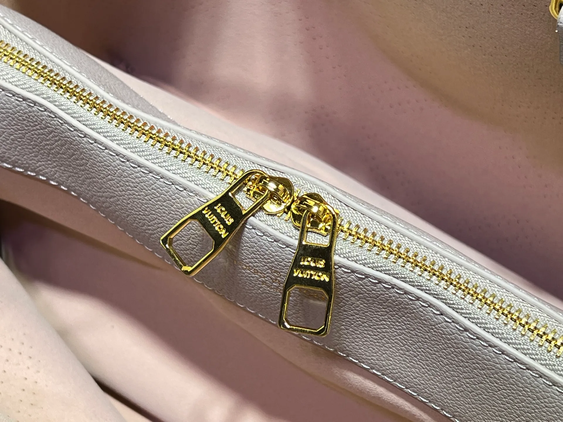 Batch 300💰Upgrade original M59203 M59200 M59655. BELLA TOTE handbag model Flight Mode capsule series Monogram engraved and perforated cow leather creates a comfortable and ample storage space. It is equipped with leather handles, leather and metal chains and detachable shoulder straps. It can be switched between handbags, elbows and cross-body. Size: 32*23*13