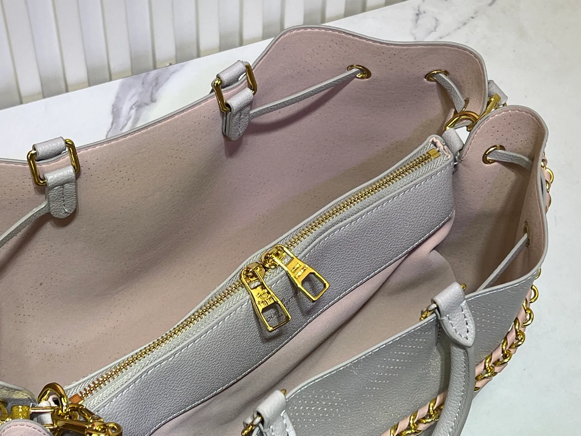 Batch 300💰Upgrade original M59203 M59200 M59655. BELLA TOTE handbag model Flight Mode capsule series Monogram engraved and perforated cow leather creates a comfortable and ample storage space. It is equipped with leather handles, leather and metal chains and detachable shoulder straps. It can be switched between handbags, elbows and cross-body. Size: 32*23*13