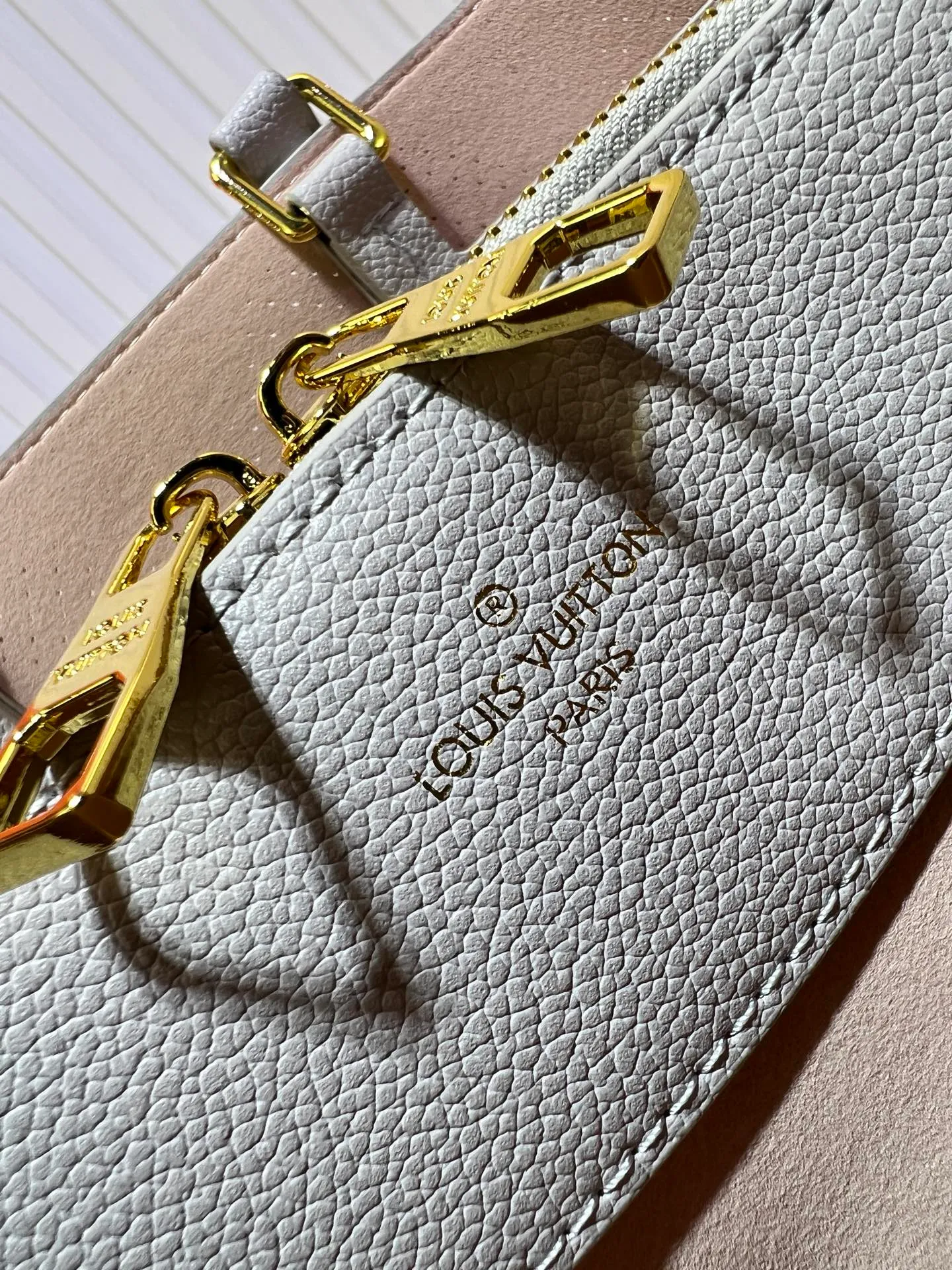 Batch 300💰Upgrade original M59203 M59200 M59655. BELLA TOTE handbag model Flight Mode capsule series Monogram engraved and perforated cow leather creates a comfortable and ample storage space. It is equipped with leather handles, leather and metal chains and detachable shoulder straps. It can be switched between handbags, elbows and cross-body. Size: 32*23*13