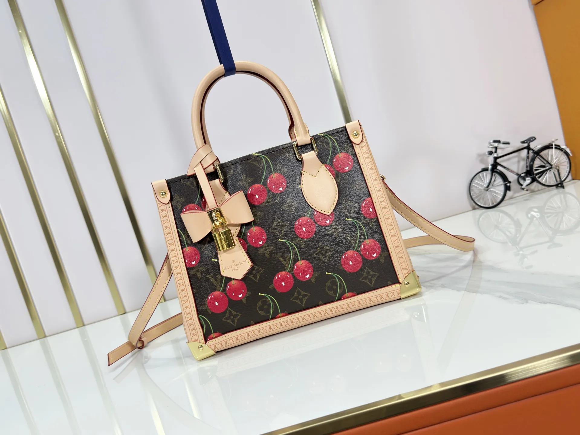 P300 upgraded original M13079 M45495 M45659 M44571 The Louis Vuitton x Murakami reissue series interprets the OnTheGo small handbag in a smart way. The colorful Monogram canvas body, cowhide leather trim and LV x TM key bag highlight the sophisticated style. The shiny corners recall the design of traditional Louis Vuitton luggage, and the shoulder strap and top handle allow for multiple carrying methods. Dimensions: 25.0 x 19.0 x 11.5 cm (length x height x width)