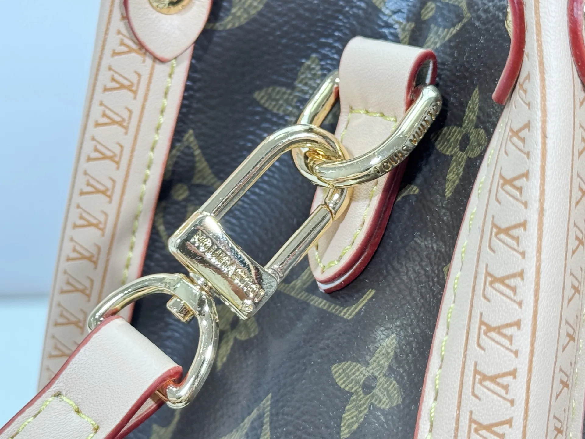 P300 upgraded original M13079 M45495 M45659 M44571 The Louis Vuitton x Murakami reissue series interprets the OnTheGo small handbag in a smart way. The colorful Monogram canvas body, cowhide leather trim and LV x TM key bag highlight the sophisticated style. The shiny corners recall the design of traditional Louis Vuitton luggage, and the shoulder strap and top handle allow for multiple carrying methods. Dimensions: 25.0 x 19.0 x 11.5 cm (length x height x width)