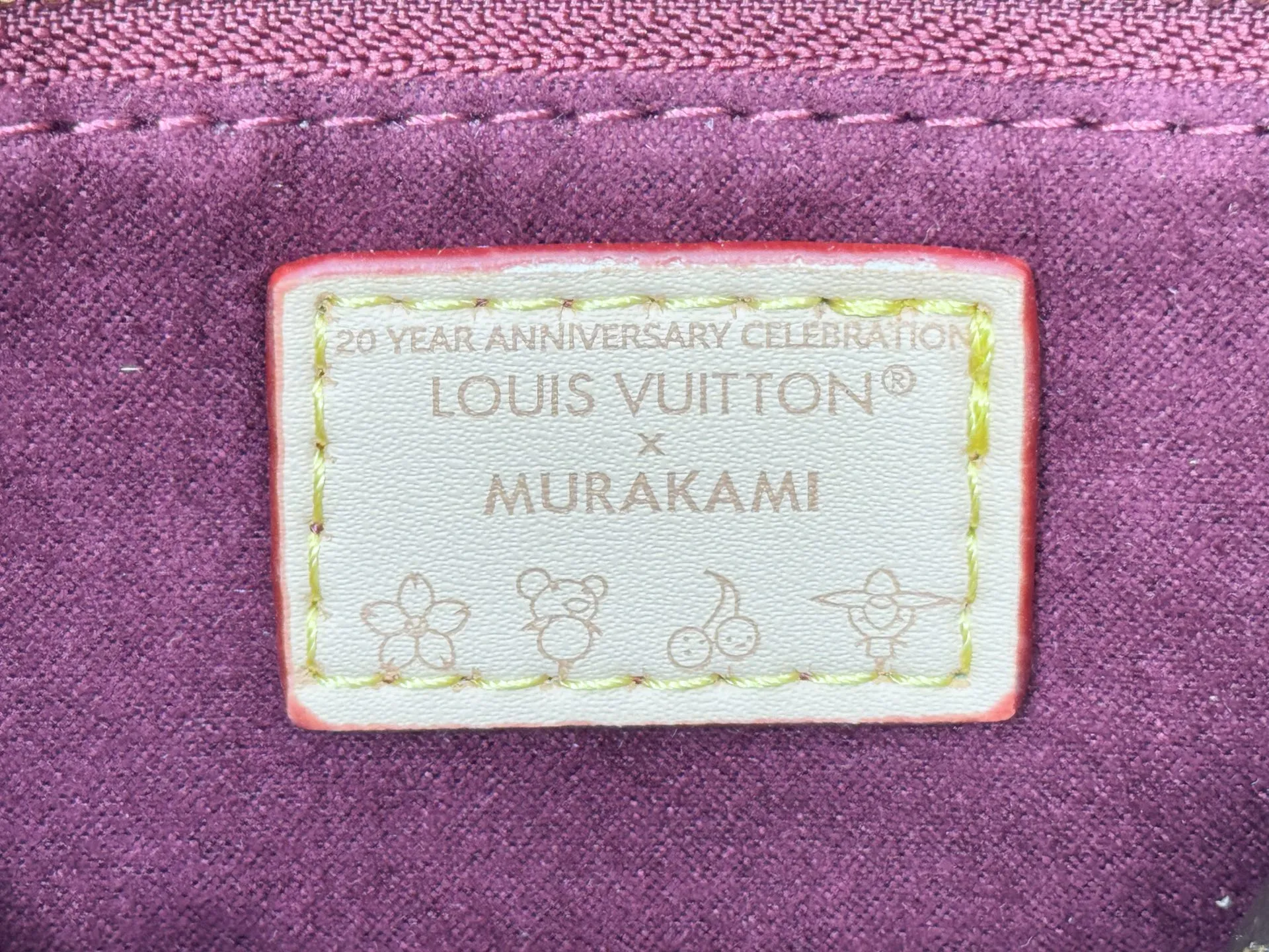 P300 upgraded original M13079 M45495 M45659 M44571 The Louis Vuitton x Murakami reissue series interprets the OnTheGo small handbag in a smart way. The colorful Monogram canvas body, cowhide leather trim and LV x TM key bag highlight the sophisticated style. The shiny corners recall the design of traditional Louis Vuitton luggage, and the shoulder strap and top handle allow for multiple carrying methods. Dimensions: 25.0 x 19.0 x 11.5 cm (length x height x width)