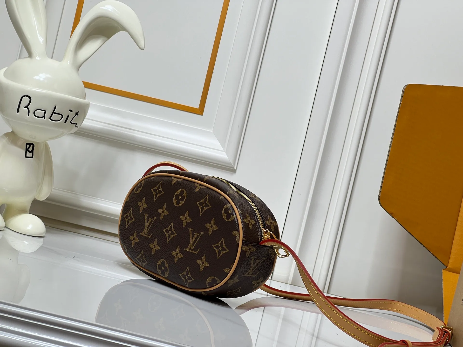 Batch 260💰M25549 LV goose egg bag has become a focus item in the fashion industry with its unique egg-shaped design and brand charm. It is suitable for consumers who pursue personality and design. Size: 20cm*6cm*12cm