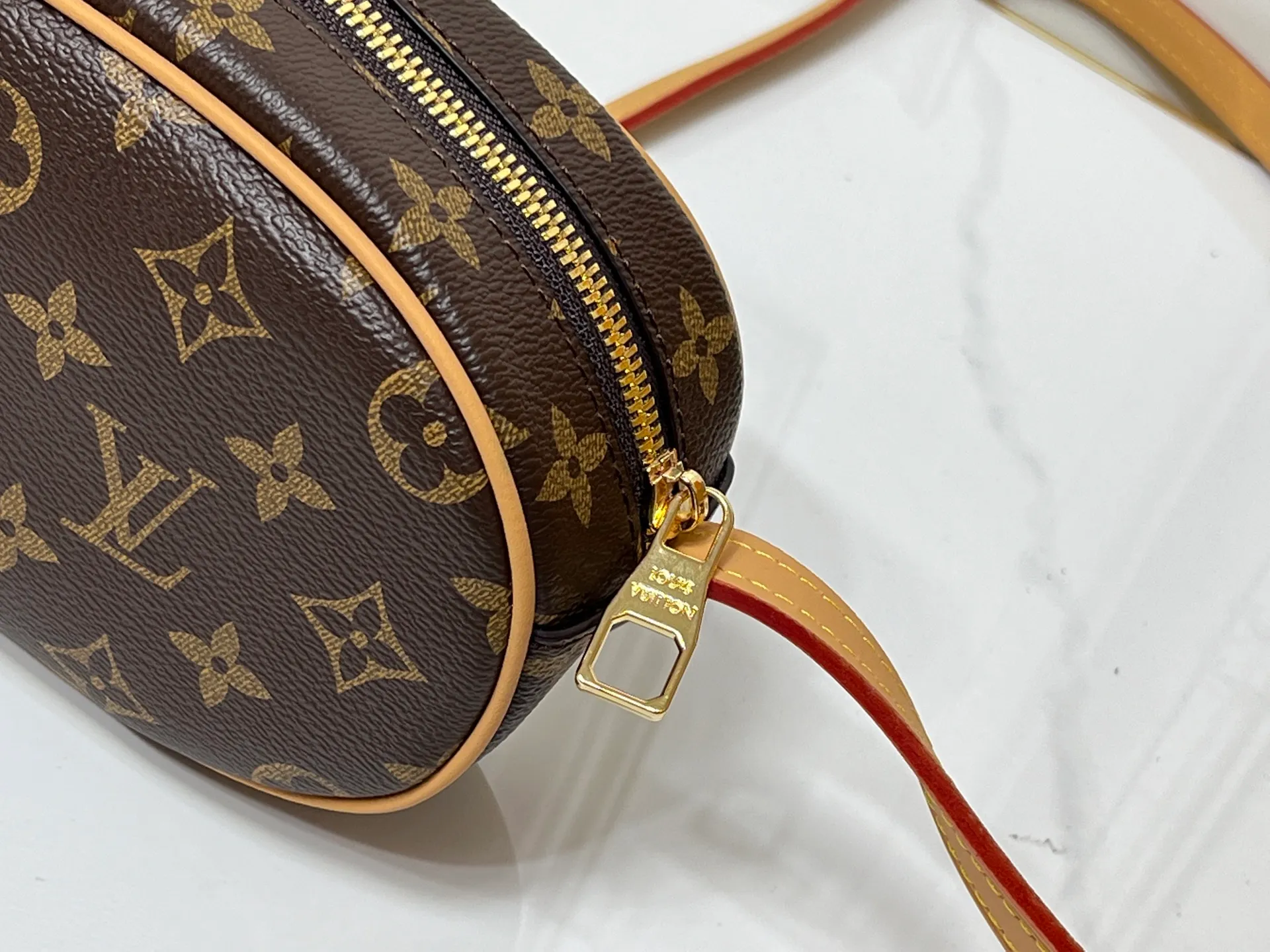 Batch 260💰M25549 LV goose egg bag has become a focus item in the fashion industry with its unique egg-shaped design and brand charm. It is suitable for consumers who pursue personality and design. Size: 20cm*6cm*12cm