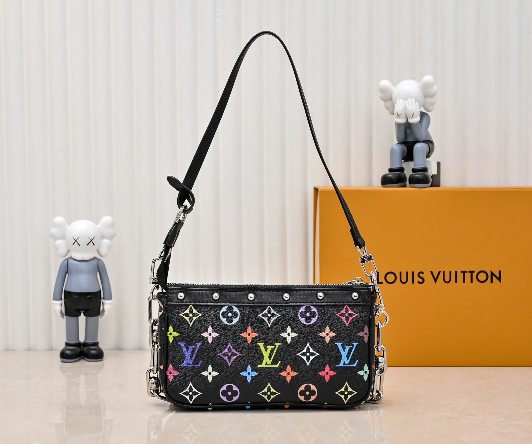 Batch 280💰M13404 Black color White color This Pochette Accessoires handbag is made of coated canvas, with colorful Monogram patterns to interpret the smart style of the Louis Vuitton×Takashi Murakami cross-border collaboration series. Calf leather trim and dazzling hardware add to the sophisticated details, while the detachable shoulder strap and chain provide flexible carry. Size: 22x13x4cm