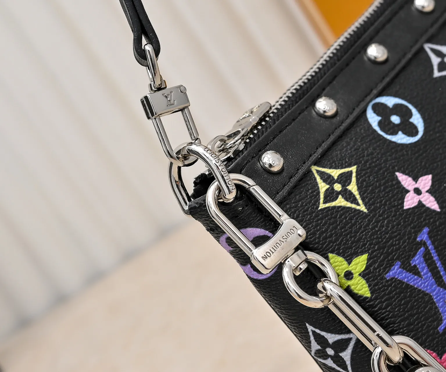 Batch 280💰M13404 Black color White color This Pochette Accessoires handbag is made of coated canvas, with colorful Monogram patterns to interpret the smart style of the Louis Vuitton×Takashi Murakami cross-border collaboration series. Calf leather trim and dazzling hardware add to the sophisticated details, while the detachable shoulder strap and chain provide flexible carry. Size: 22x13x4cm