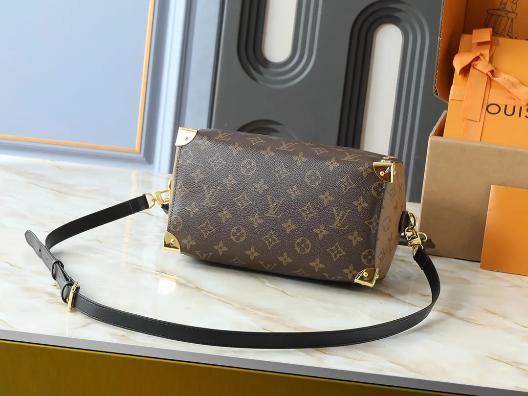💰280💰Upgraded from the original M26181 M26392, the Louis Vuitton Trunk series welcomes this new Speedy 25, which pays homage to the brand’s genes through brand archival elements such as the classic Monogram pattern and suitcase-inspired details. Made of canvas material with cow leather trim and embellished with metal parts, it shows exquisite craftsmanship. The elegant yet modern design can be carried by hand or on one shoulder, making it suitable for a variety of occasions. Dimensions: 27.0 x 20.0 x 15.0 cm (length x height x width)