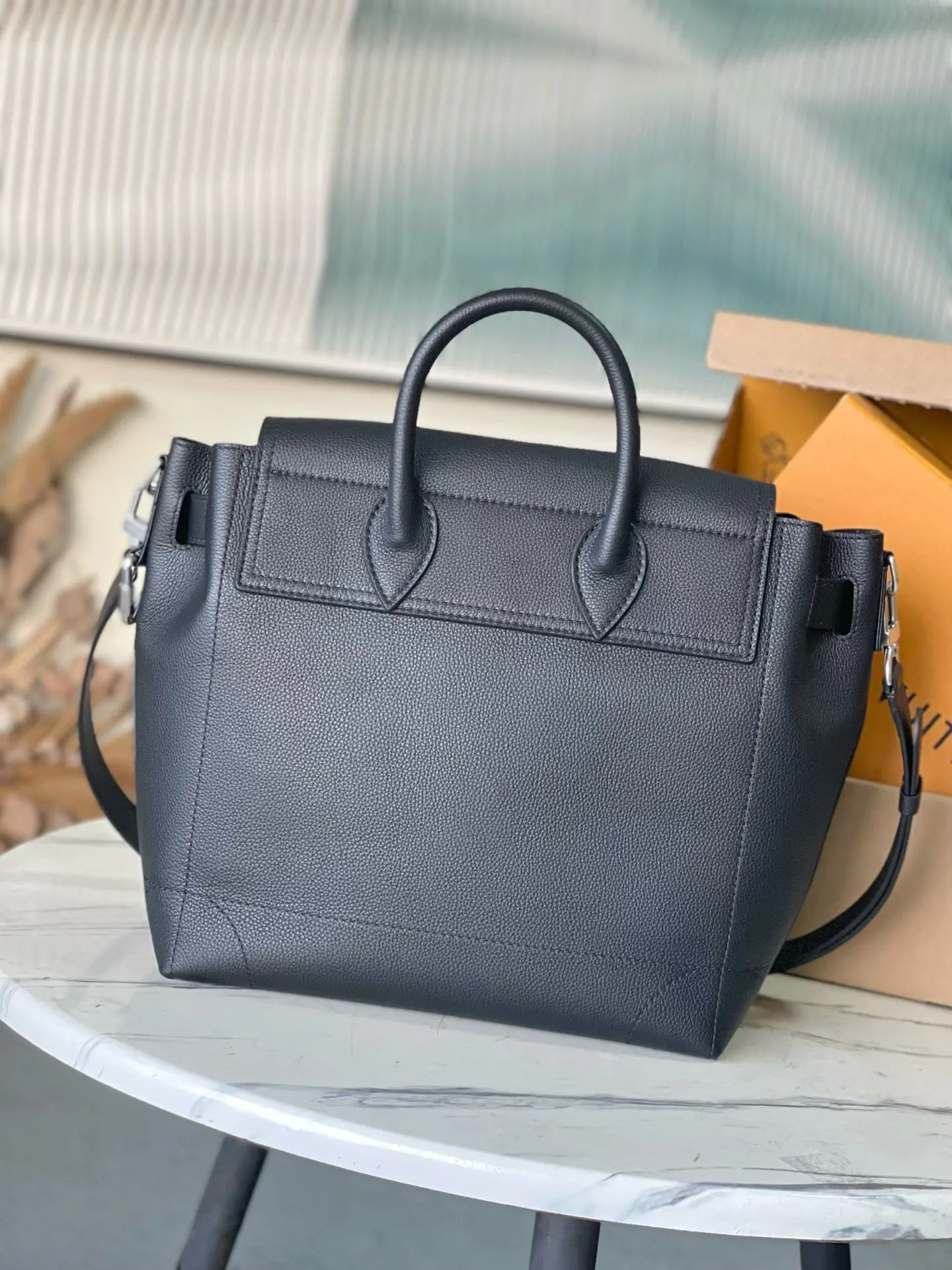💰1540 (top-grain leather) top original order M27061 This Steamer 30 handbag uses LV Touch cow leather to reinterpret the classic Steamer handbag that has been popular for a century. Grained leather and suede on two sides. The suede leather front pocket is subtly embellished with V-shaped stitching, and the convenient V-shaped hook buckle is integrated with Monogram flowers. The shoulder strap design provides cross-body and hand-carry options. Dimensions: 32 × 33 × 14 cm