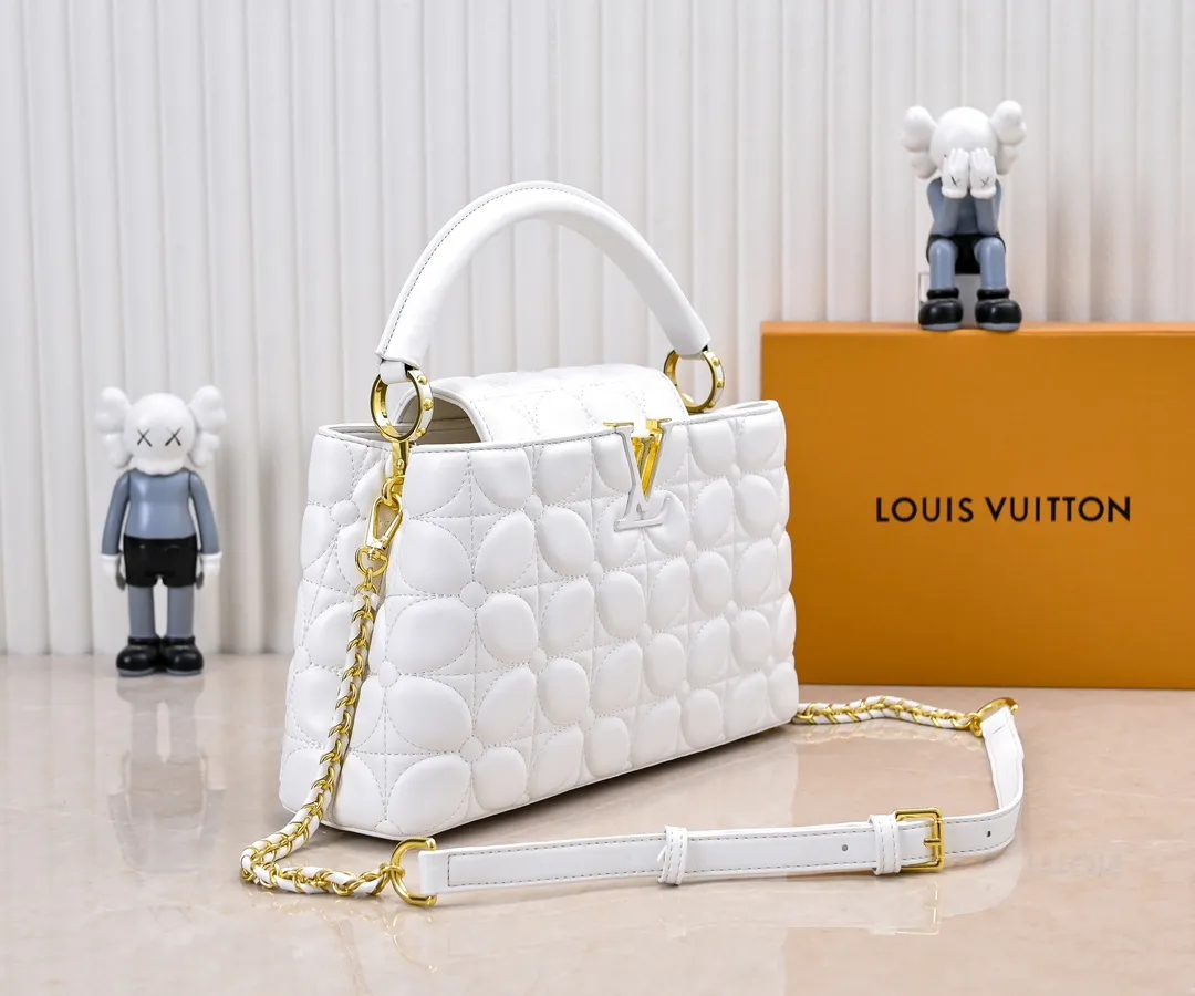 Upgraded version P440 M23999 White This Monogram embroidered flower emerges from the elegant quilting, giving the Capucines BB handbag the style of Louis Vuitton store decoration. Soft sheepskin creates a stable structure and trim, and the detachable shoulder strap allows for comfortable shoulder or cross-body wear. Dimensions: 33 x 19 x 9 cm