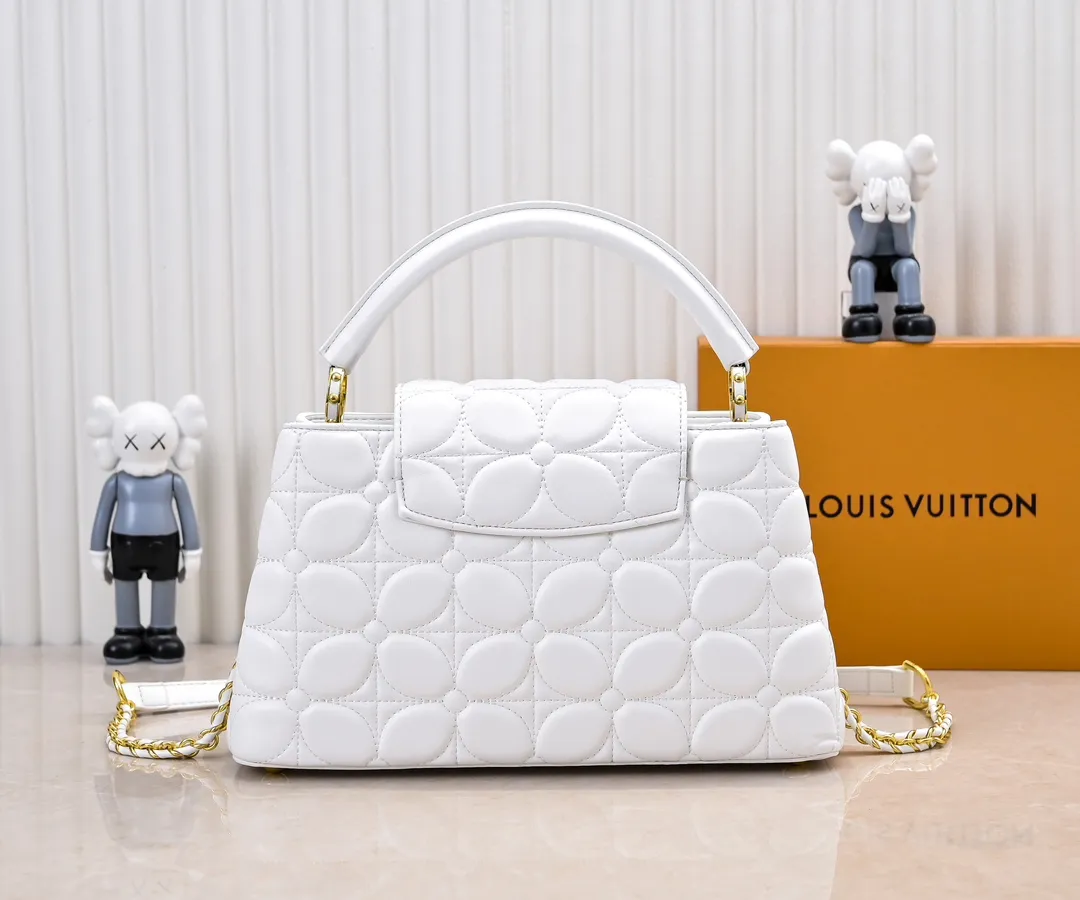 Upgraded version P440 M23999 White This Monogram embroidered flower emerges from the elegant quilting, giving the Capucines BB handbag the style of Louis Vuitton store decoration. Soft sheepskin creates a stable structure and trim, and the detachable shoulder strap allows for comfortable shoulder or cross-body wear. Dimensions: 33 x 19 x 9 cm