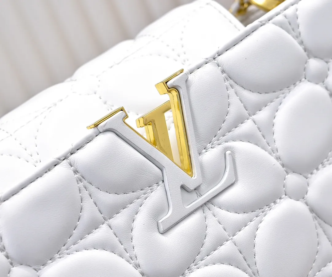 Upgraded version P440 M23999 White This Monogram embroidered flower emerges from the elegant quilting, giving the Capucines BB handbag the style of Louis Vuitton store decoration. Soft sheepskin creates a stable structure and trim, and the detachable shoulder strap allows for comfortable shoulder or cross-body wear. Dimensions: 33 x 19 x 9 cm