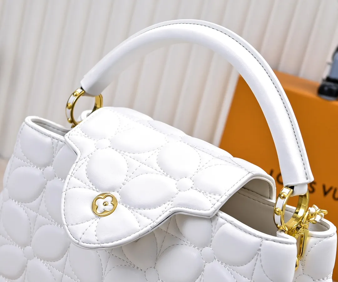 Upgraded version P440 M23999 White This Monogram embroidered flower emerges from the elegant quilting, giving the Capucines BB handbag the style of Louis Vuitton store decoration. Soft sheepskin creates a stable structure and trim, and the detachable shoulder strap allows for comfortable shoulder or cross-body wear. Dimensions: 33 x 19 x 9 cm
