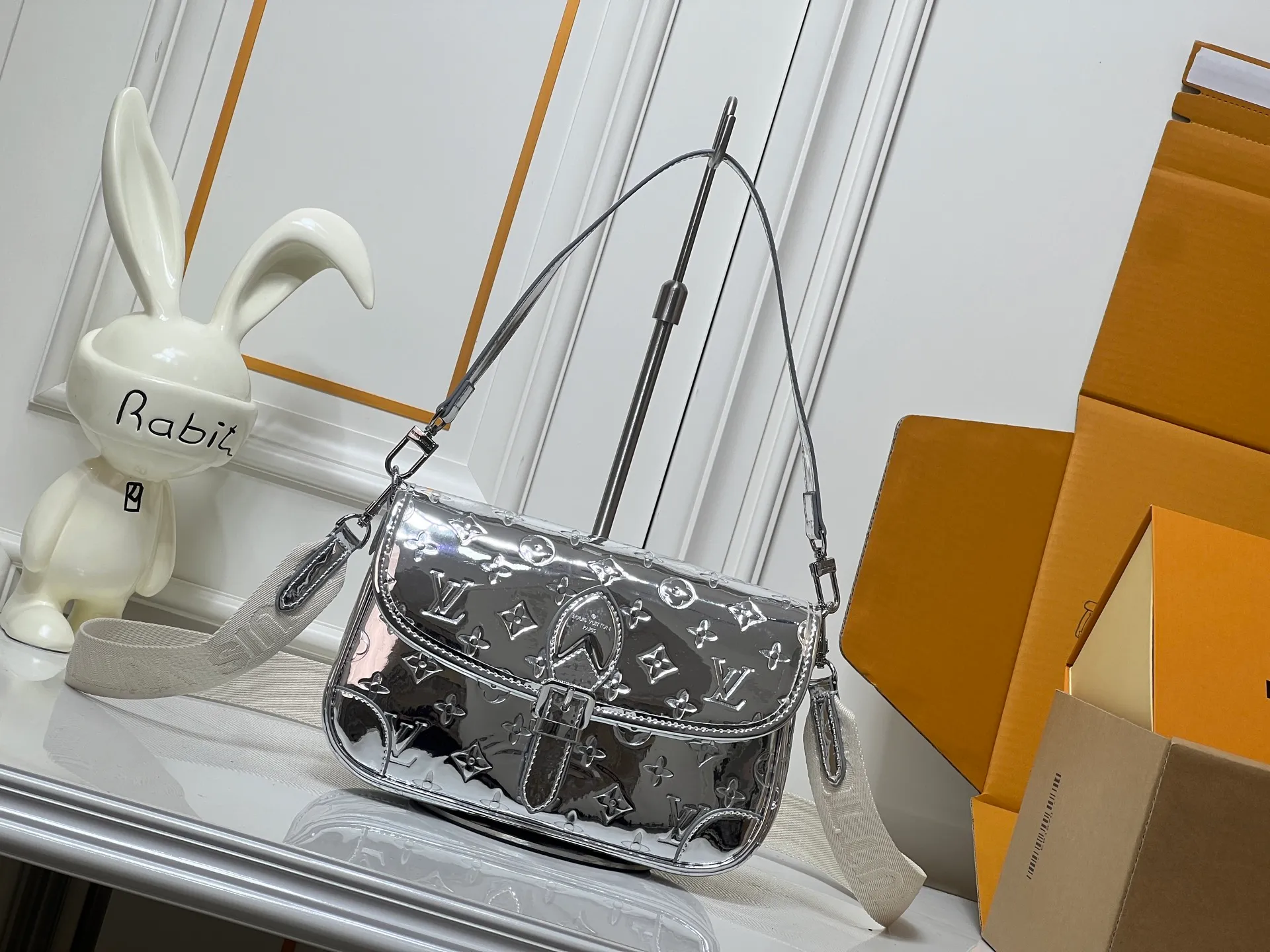 Batch 280💰Upgraded original M45985 M45988 Gold Silver This Diane handbag is classic Monogram cow leather trim and dazzling metal parts, with modern touches to interpret the new season interest. The zippered interior pocket keeps valuables secure, and the removable leather shoulder strap allows for a variety of carrying options. Dimensions: 24.0 x 15.0 x 9.0 cm (length x height x width)