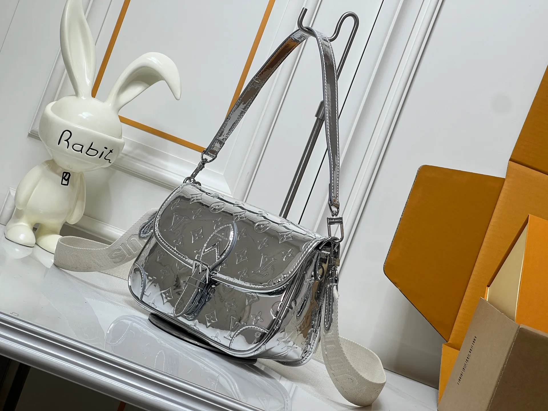 Batch 280💰Upgraded original M45985 M45988 Gold Silver This Diane handbag is classic Monogram cow leather trim and dazzling metal parts, with modern touches to interpret the new season interest. The zippered interior pocket keeps valuables secure, and the removable leather shoulder strap allows for a variety of carrying options. Dimensions: 24.0 x 15.0 x 9.0 cm (length x height x width)
