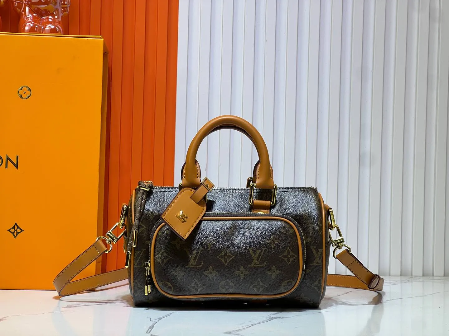 Batch 260💰Upgraded original M13988 full leather black M12627 khaki presbyopia, black grass green 46271 black flower This Keepall Bandoulière 25 handbag is made of grain leather with suede details and distressed metal parts. The Monogram canvas outer bag is opened with a cord zipper puller, making it easy to access and place your belongings. Removable and adjustable leather shoulder strap provides comfortable shoulder carrying experience. Length, height and width: 25x15x11cm