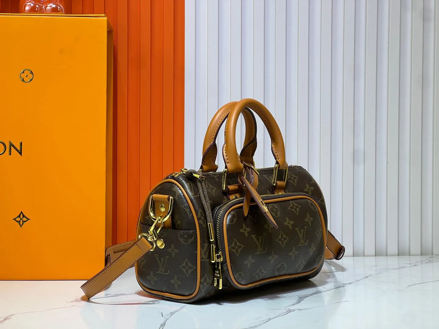 Batch 260💰Upgraded original M13988 full leather black M12627 khaki presbyopia, black grass green 46271 black flower This Keepall Bandoulière 25 handbag is made of grain leather with suede details and distressed metal parts. The Monogram canvas outer bag is opened with a cord zipper puller, making it easy to access and place your belongings. Removable and adjustable leather shoulder strap provides comfortable shoulder carrying experience. Length, height and width: 25x15x11cm