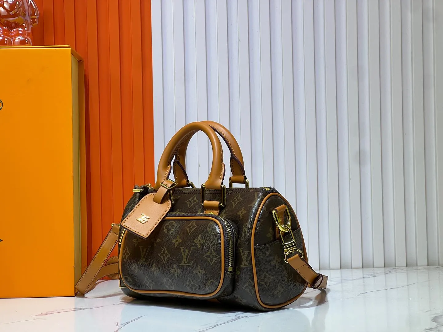 Batch 260💰Upgraded original M13988 full leather black M12627 khaki presbyopia, black grass green 46271 black flower This Keepall Bandoulière 25 handbag is made of grain leather with suede details and distressed metal parts. The Monogram canvas outer bag is opened with a cord zipper puller, making it easy to access and place your belongings. Removable and adjustable leather shoulder strap provides comfortable shoulder carrying experience. Length, height and width: 25x15x11cm